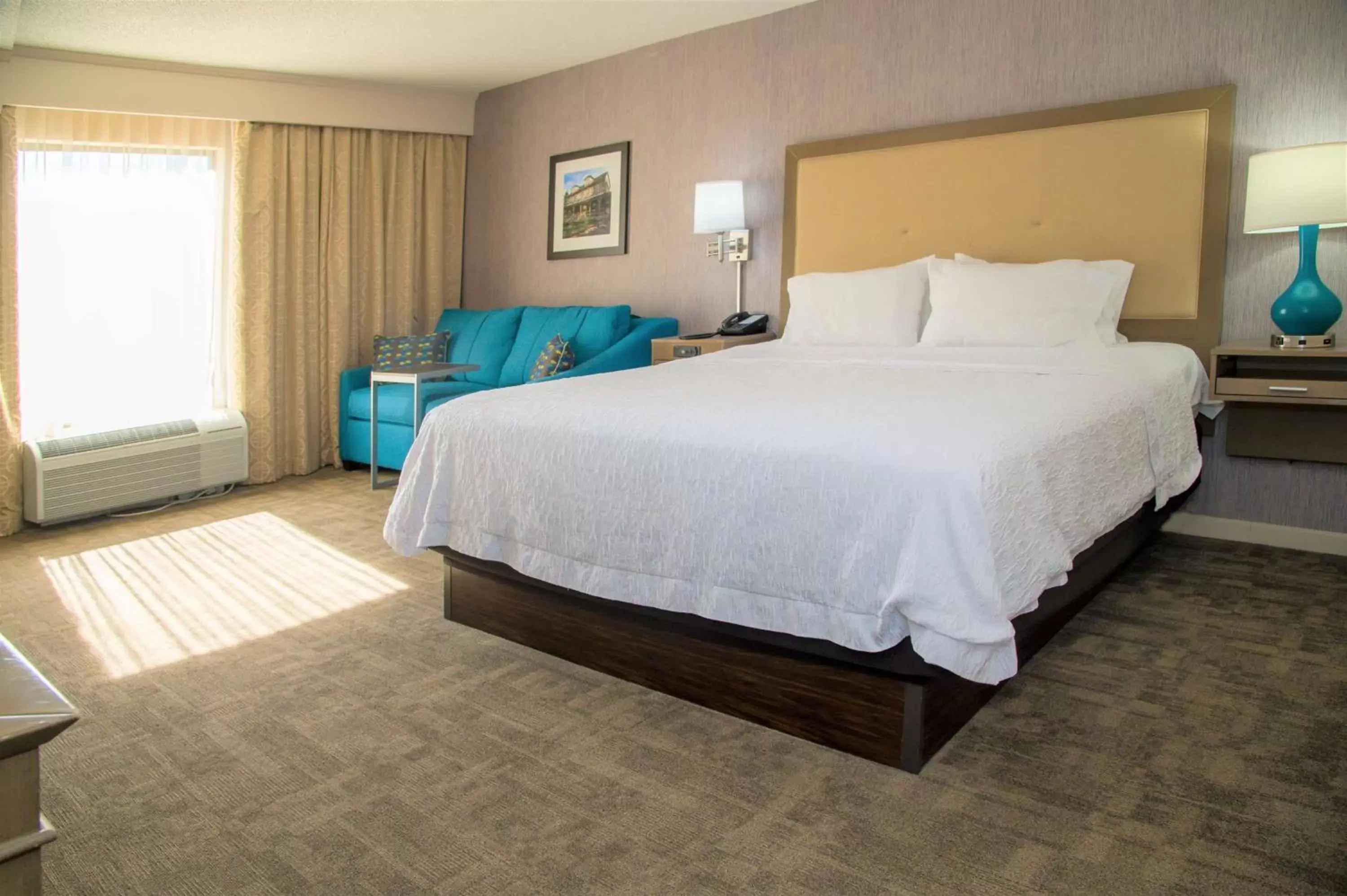 Living room, Bed in Hampton Inn Lewisburg