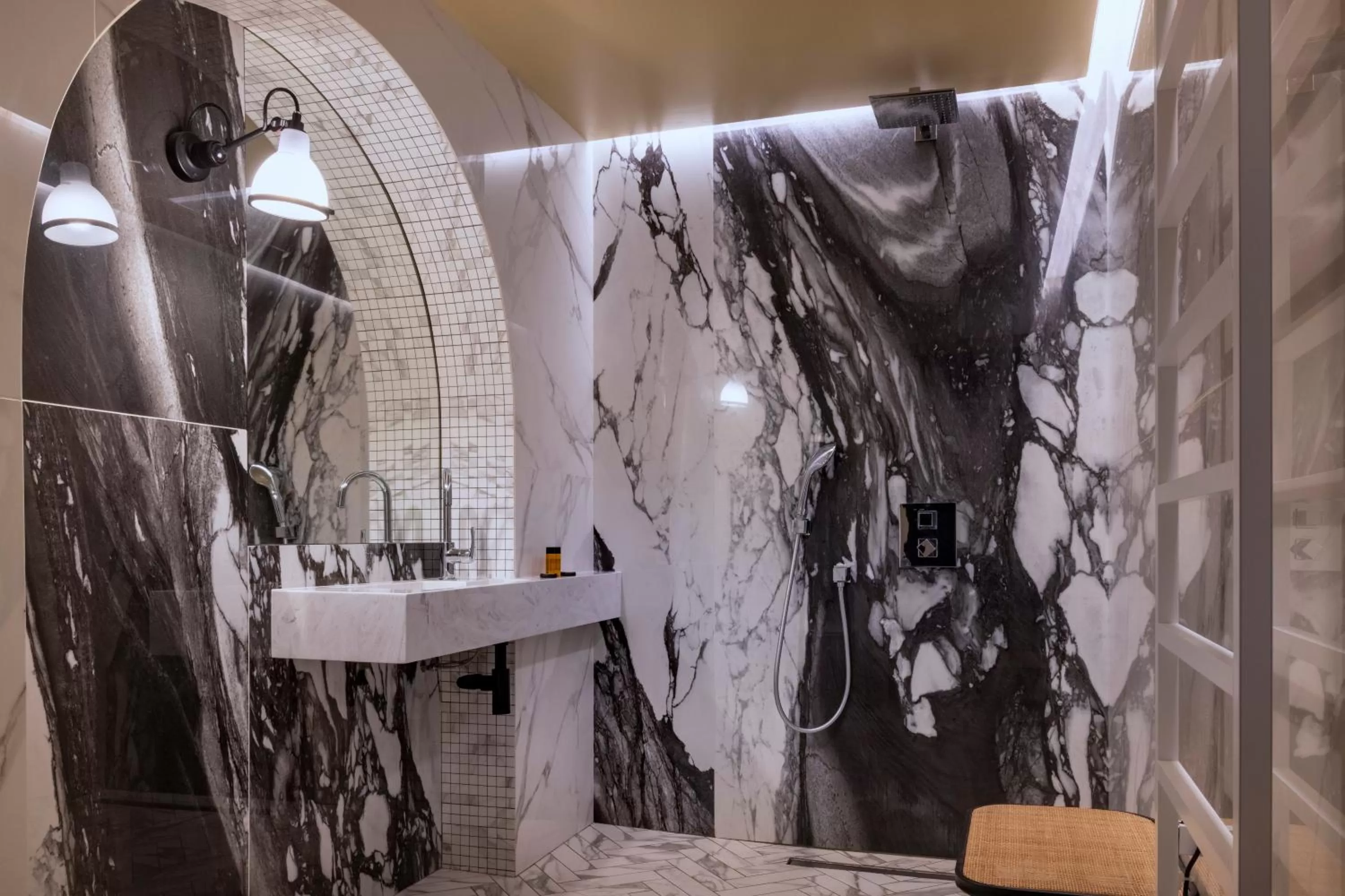 Shower in Hôtel De La Paix