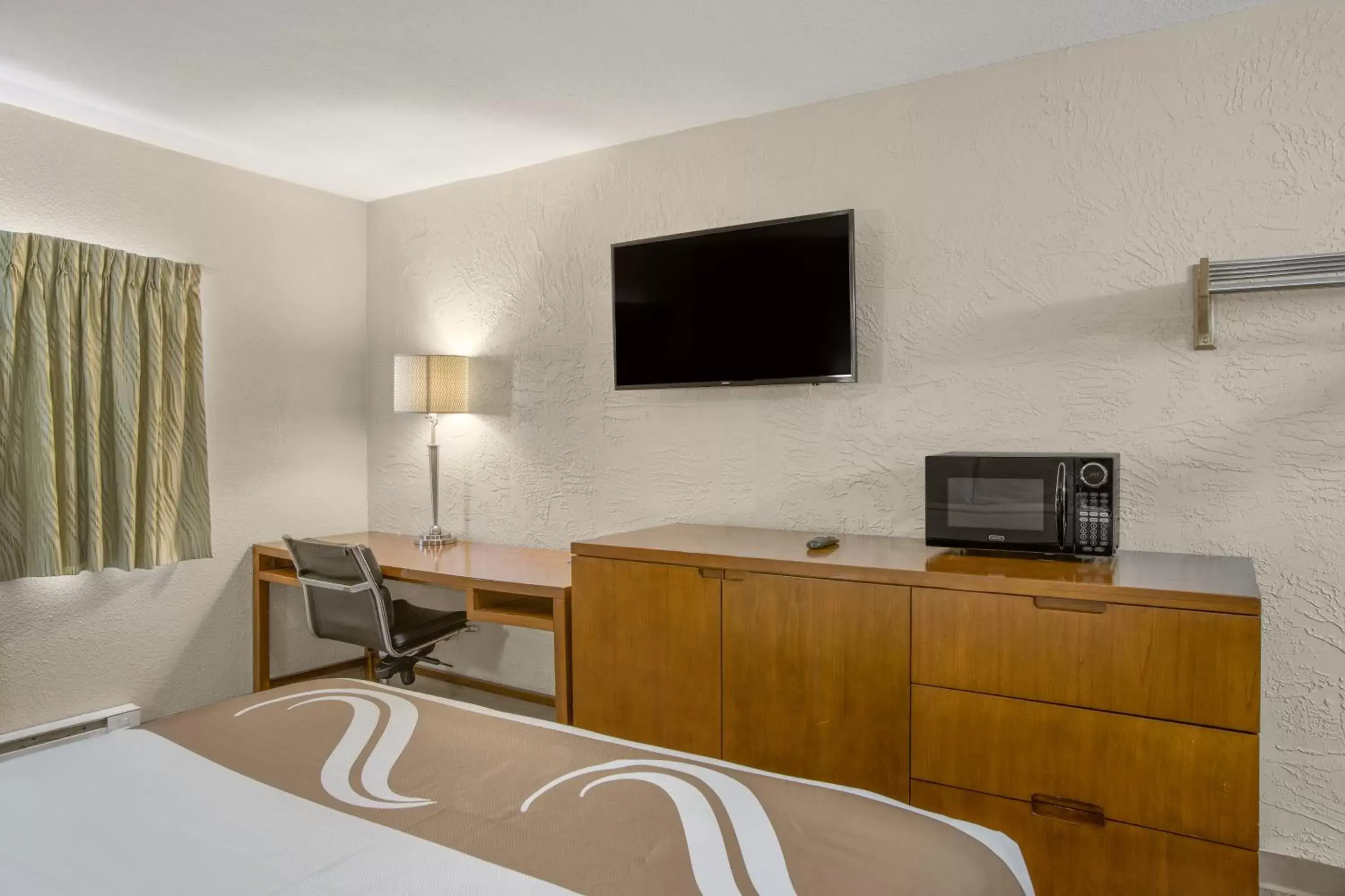 TV and multimedia, TV/Entertainment Center in Rodeway Inn