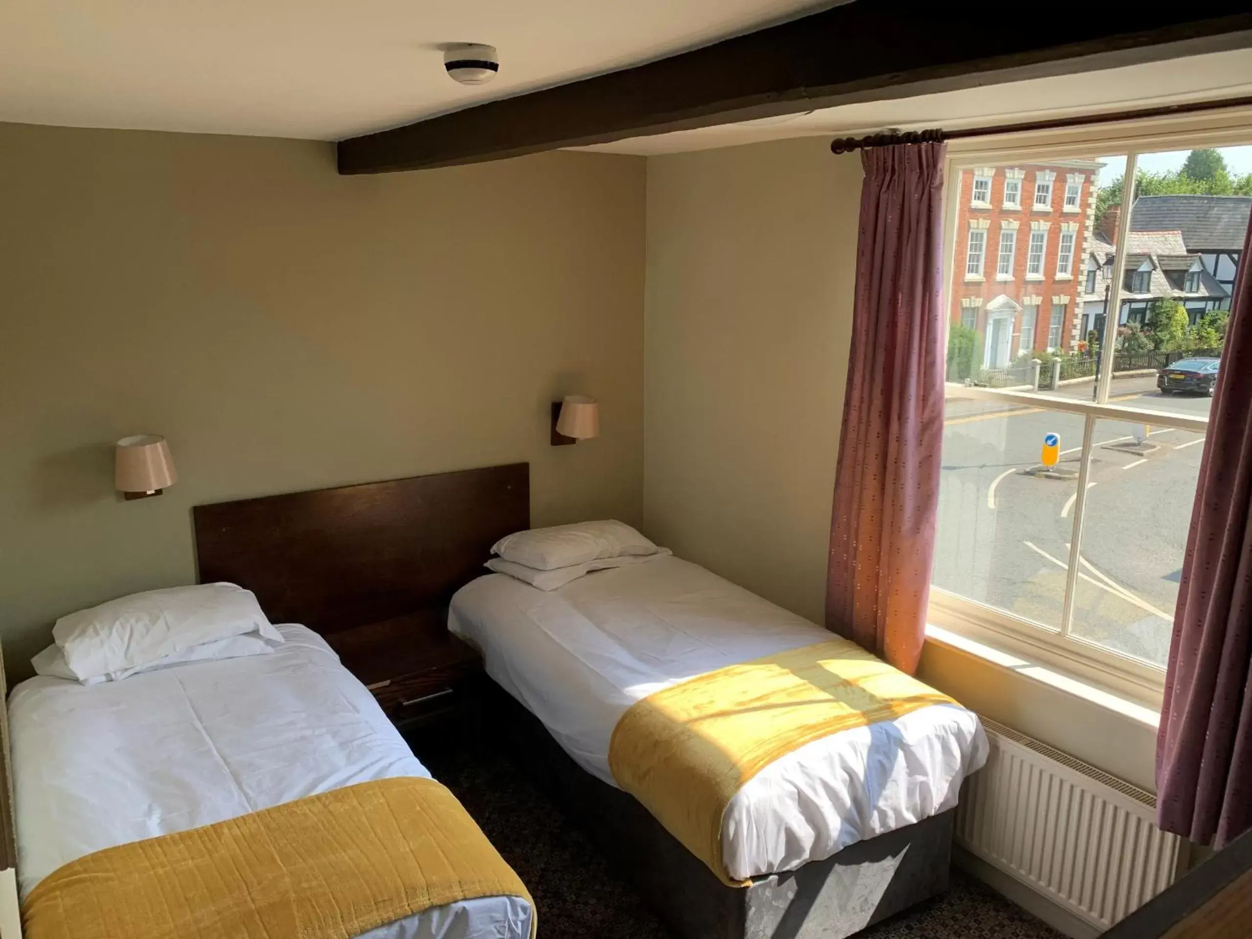 Small Twin Room in George and Dragon