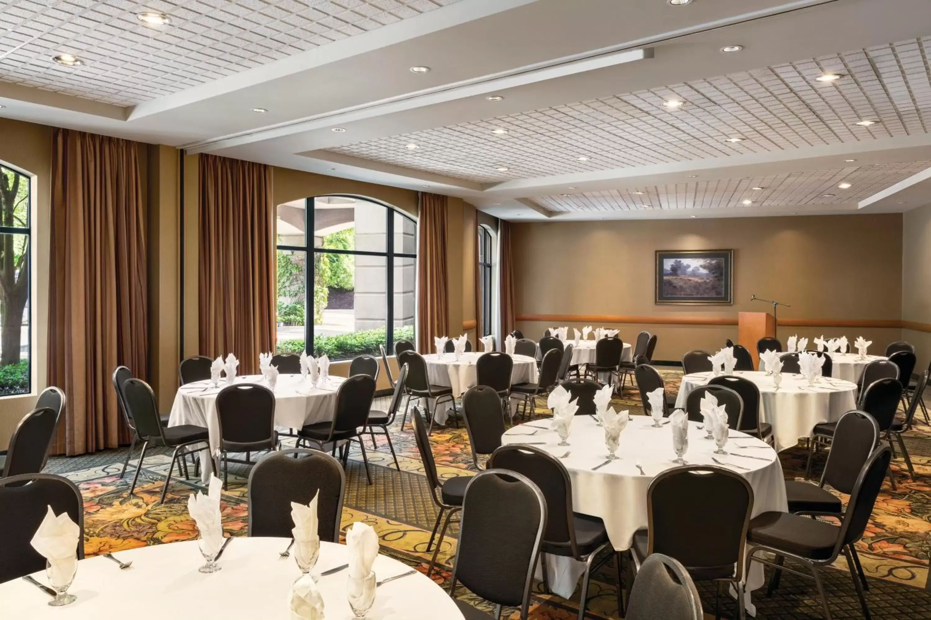 Meeting/conference room, Restaurant/Places to Eat in Holiday Inn & Suites North Vancouver, an IHG Hotel