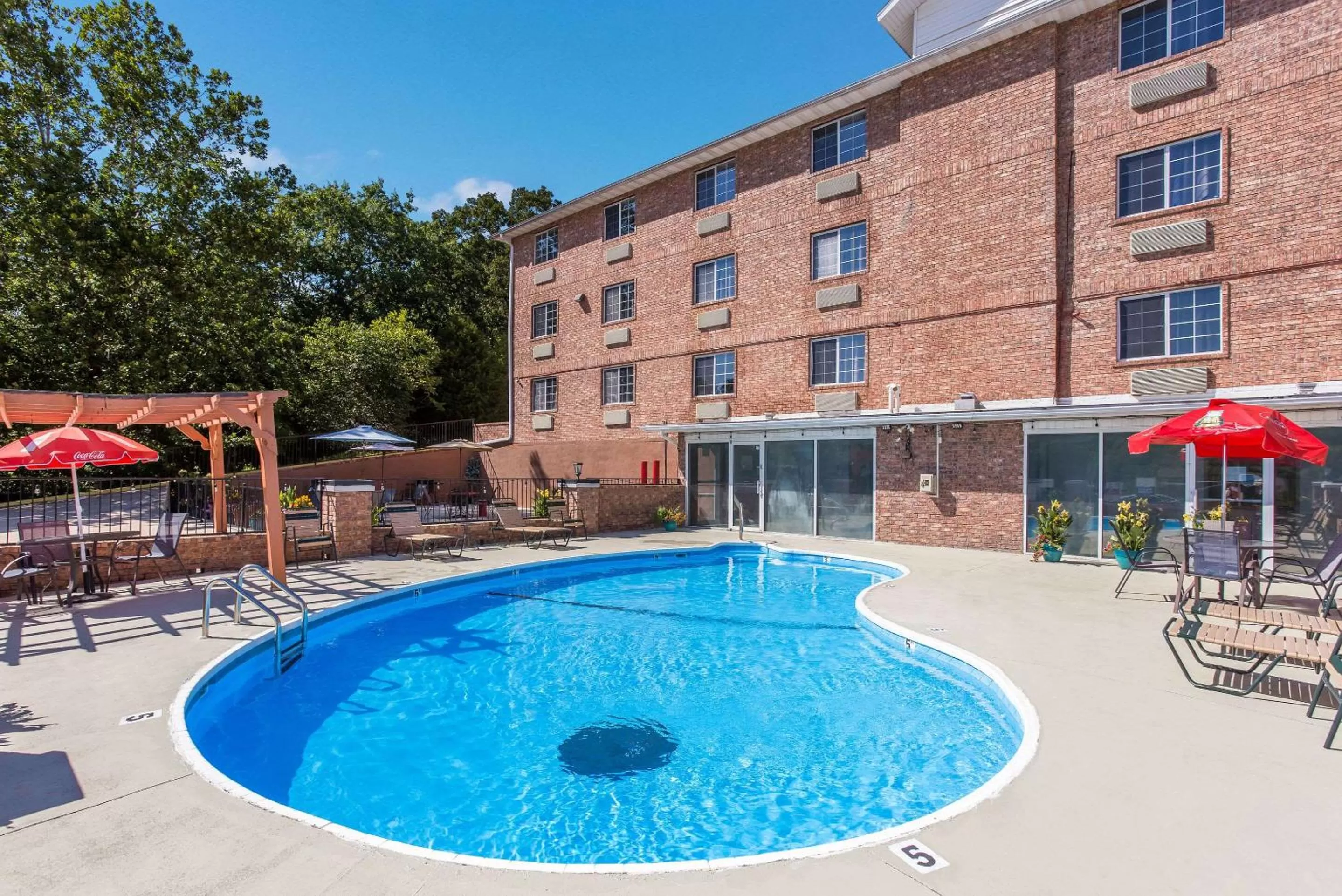 Swimming pool in Rodeway Inn Branson, Brick House