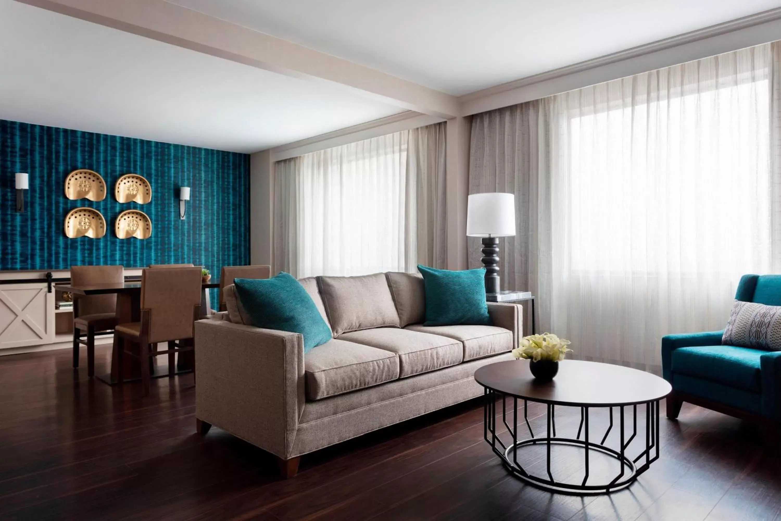 Living room, Seating Area in Des Moines Marriott Downtown