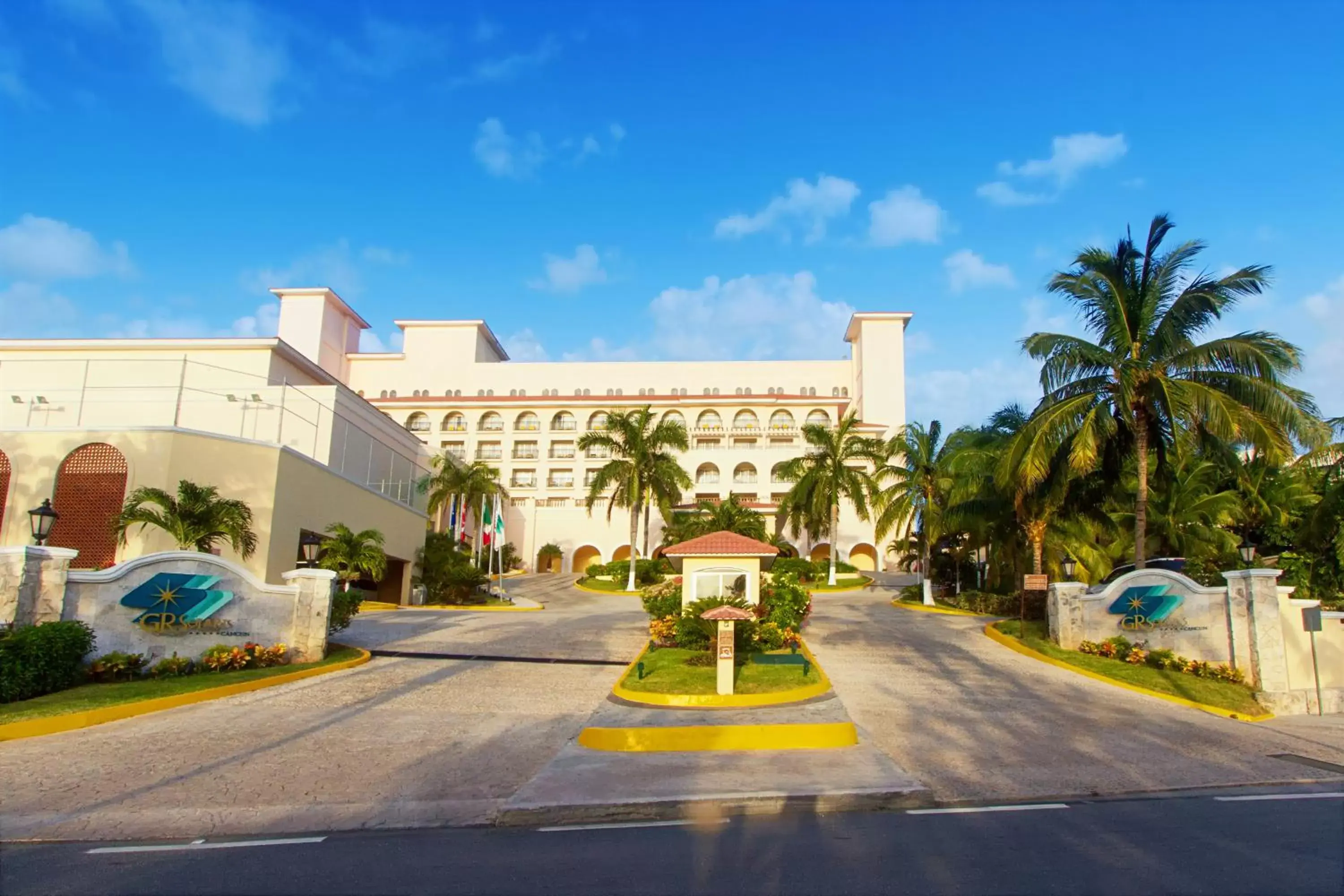 Facade/entrance, Property Building in GR Solaris Cancun All Inclusive