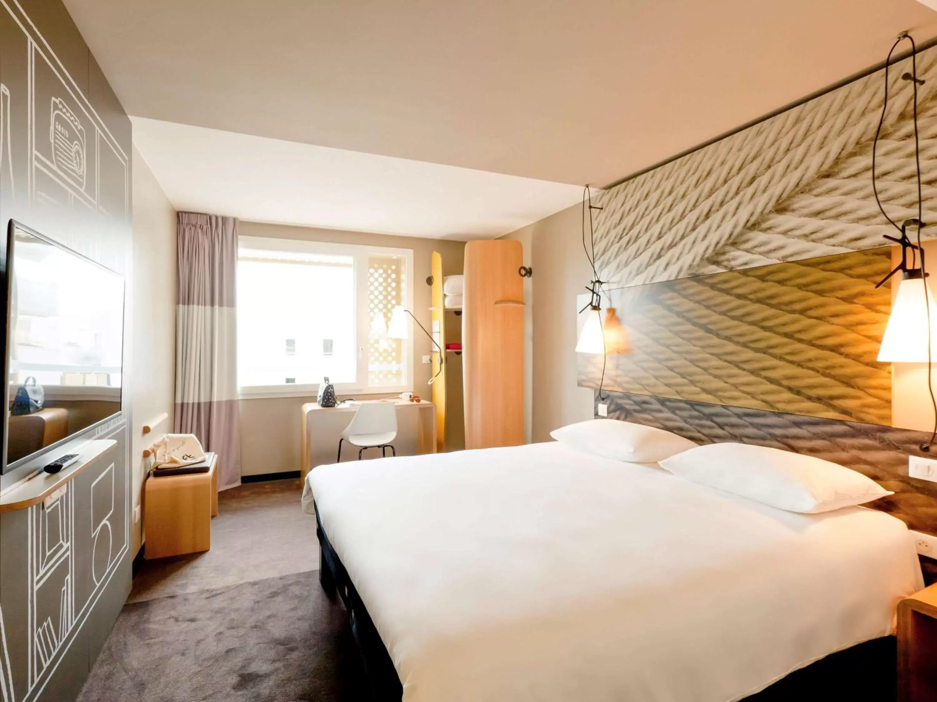 Photo of the whole room, Bed in ibis Lyon Carre De Soie