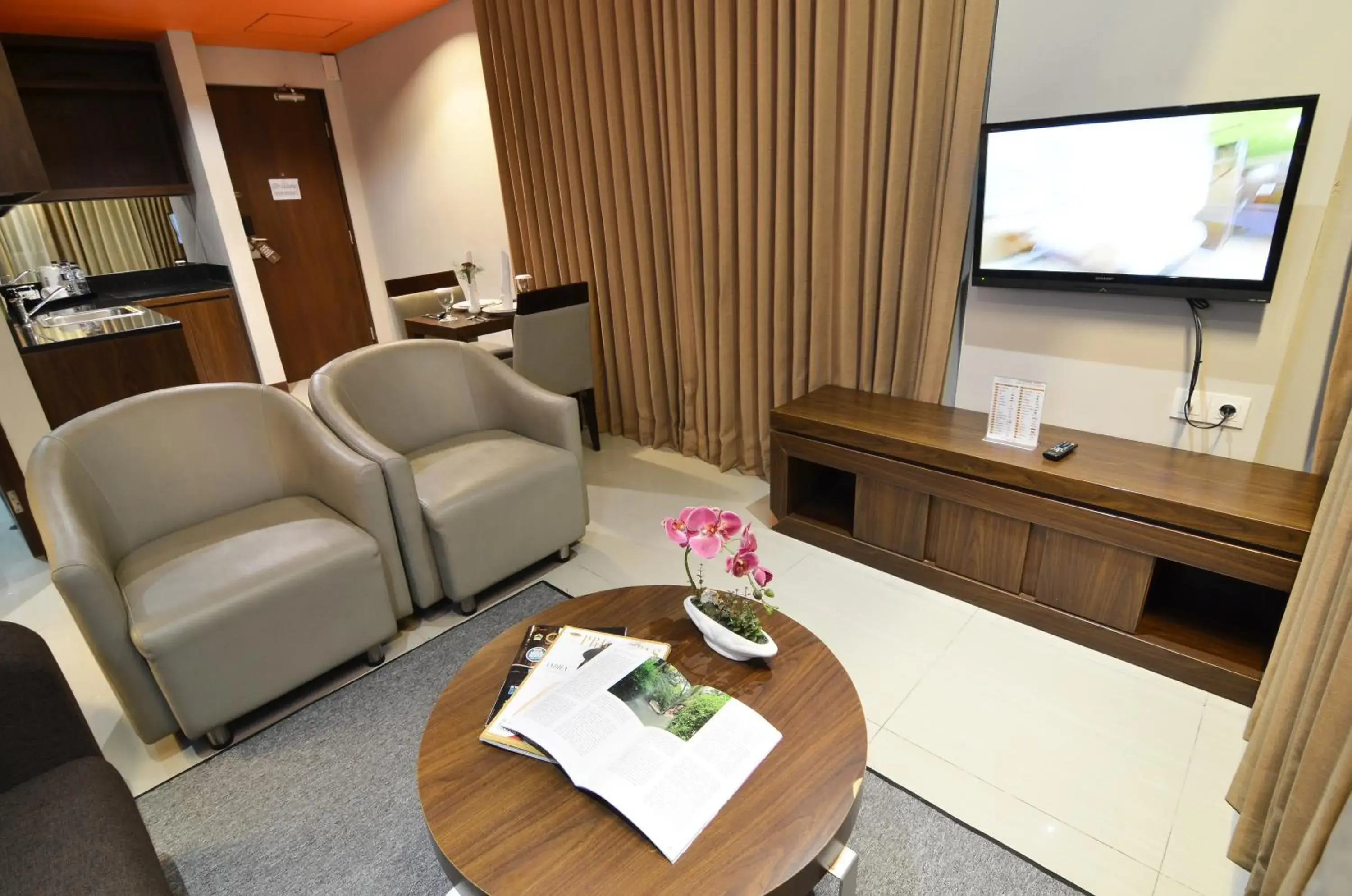 Living room, Seating Area in Howard Johnson By Wyndham Pekalongan