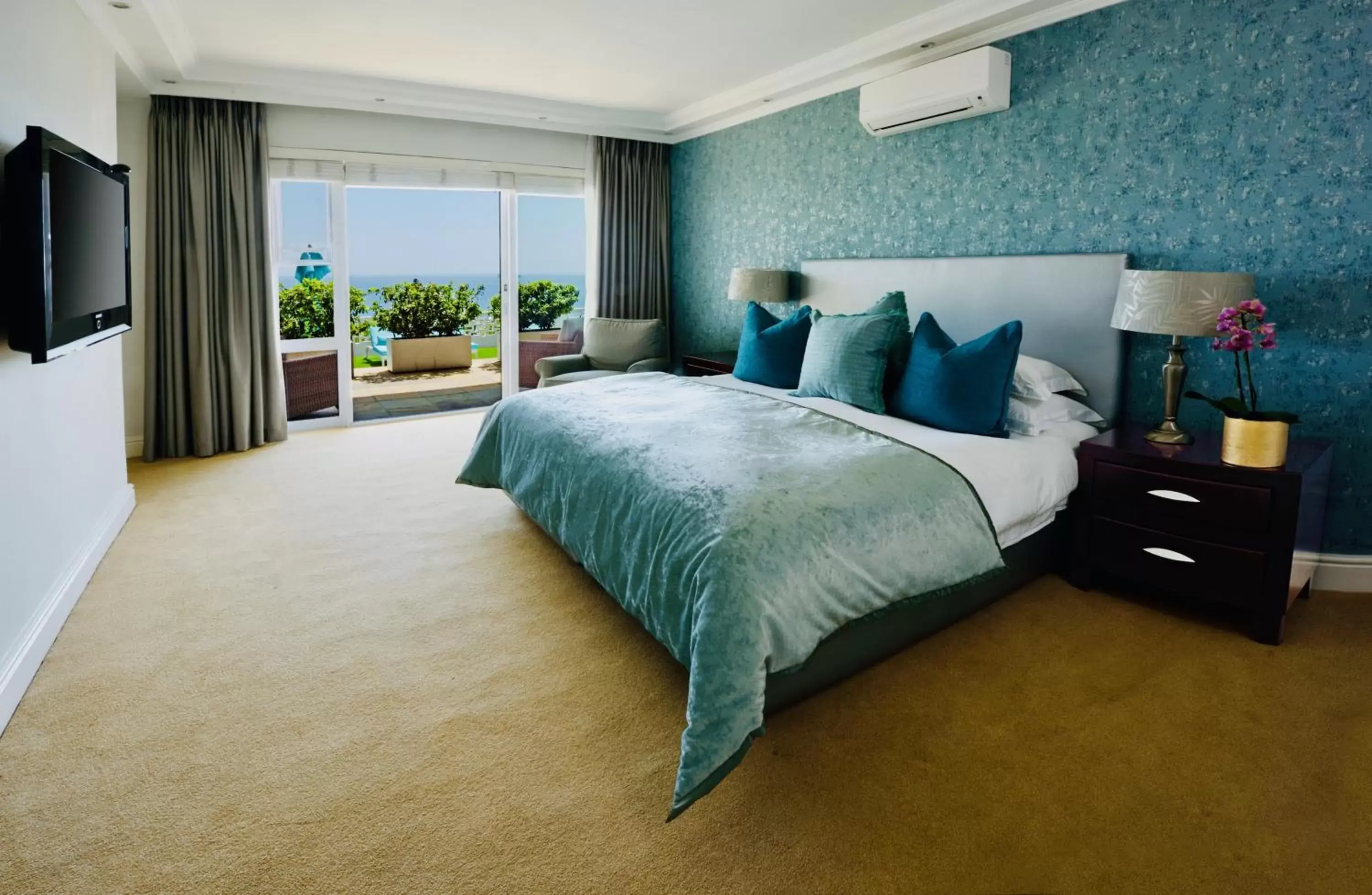 Bedroom, Bed in The Clarendon - Bantry Bay