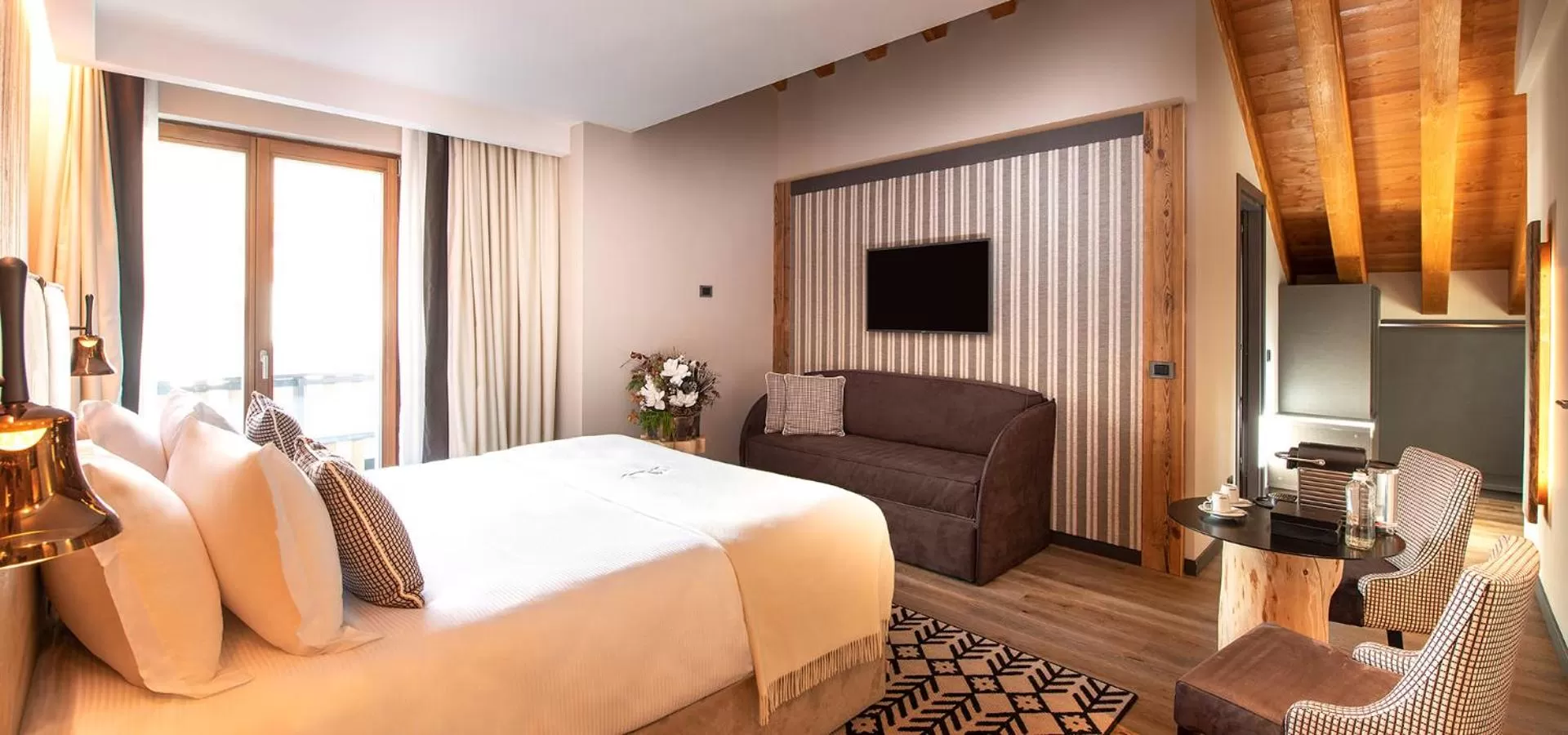 Photo of the whole room, Bed in Le Massif Hotel & Lodge Courmayeur The Leading Hotels of the World