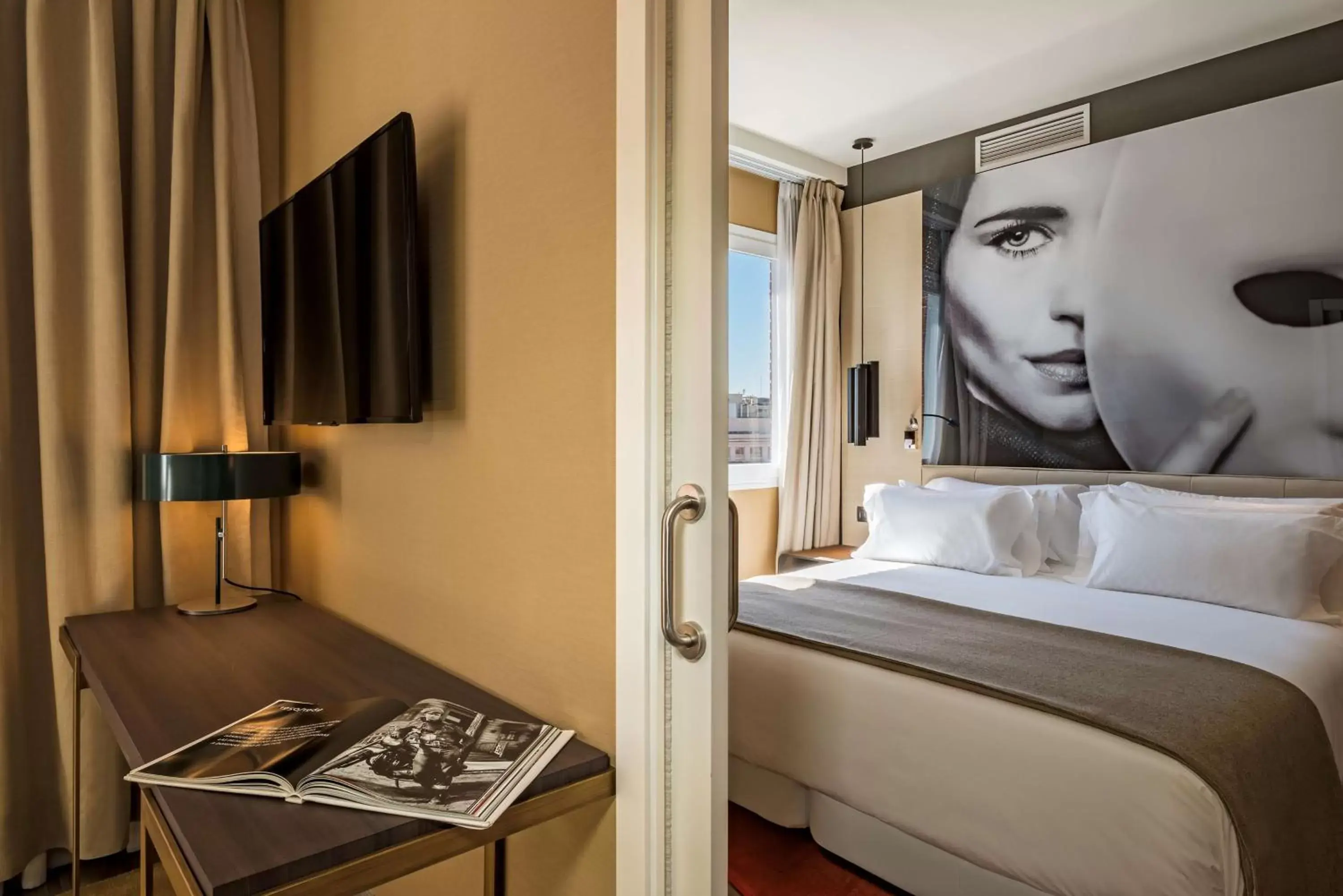 Photo of the whole room, Bed in NH Collection Madrid Suecia