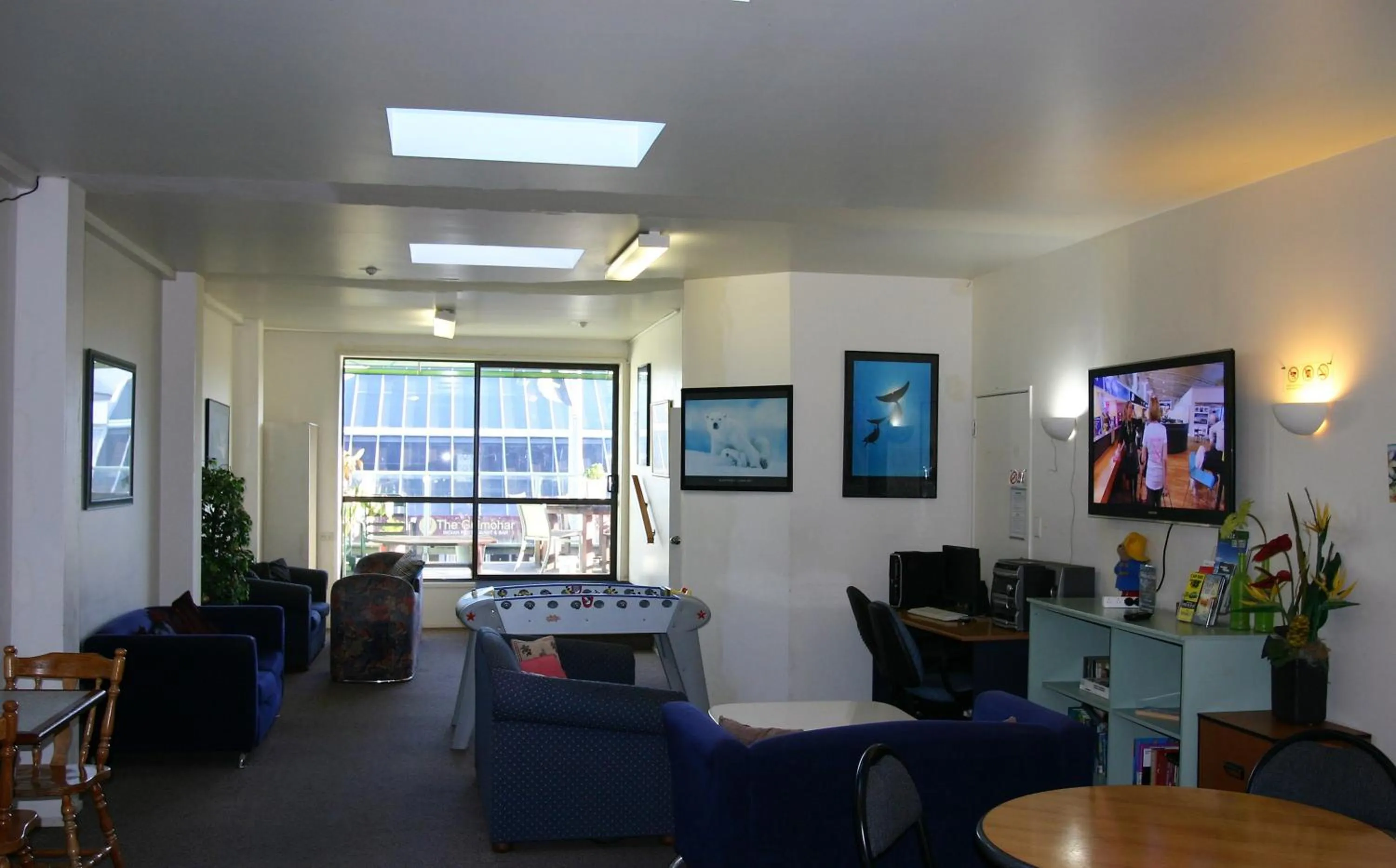 Communal lounge/ TV room in Backpackers Central Hamilton