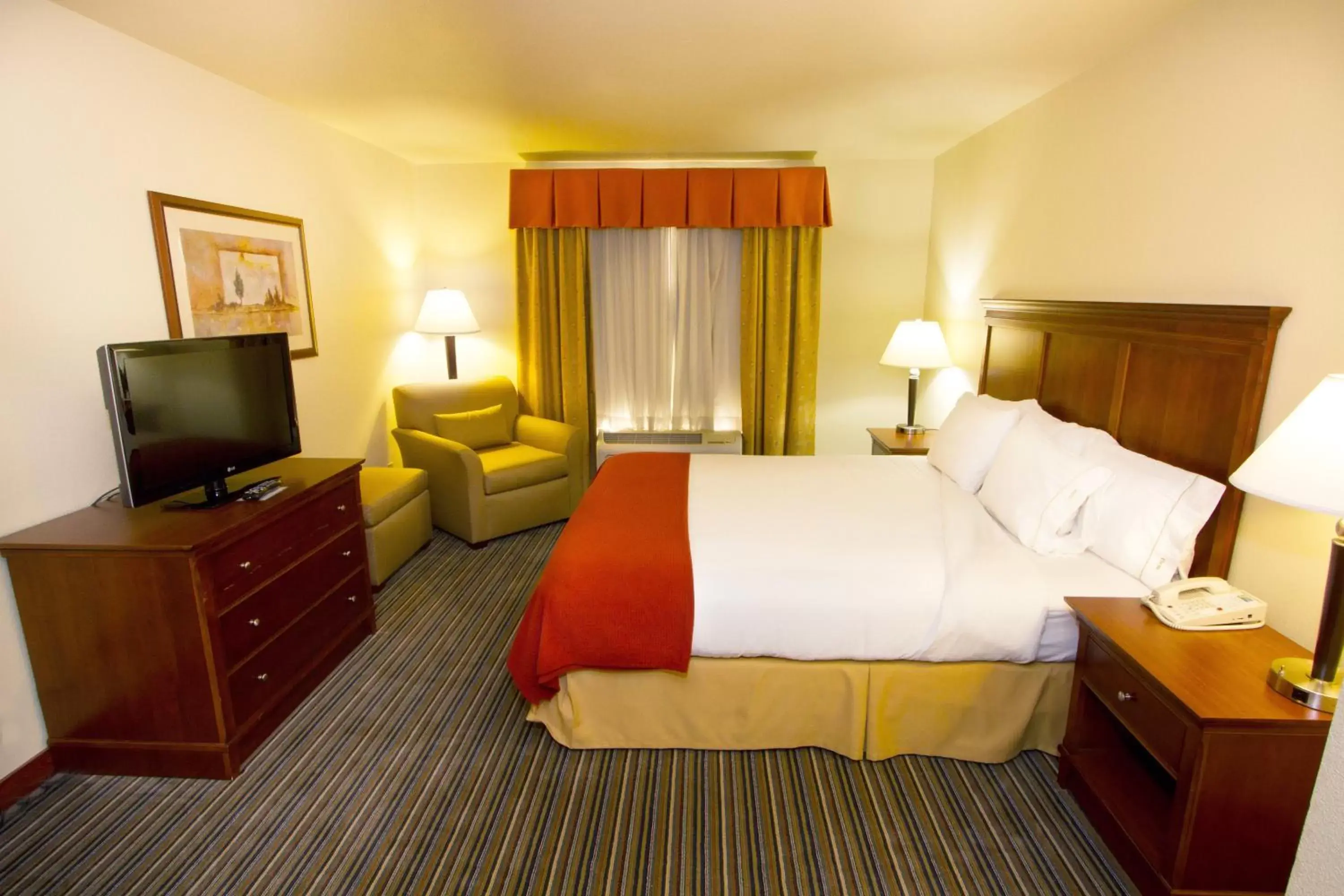 Photo of the whole room, Bed in Holiday Inn Express Turlock, an IHG Hotel