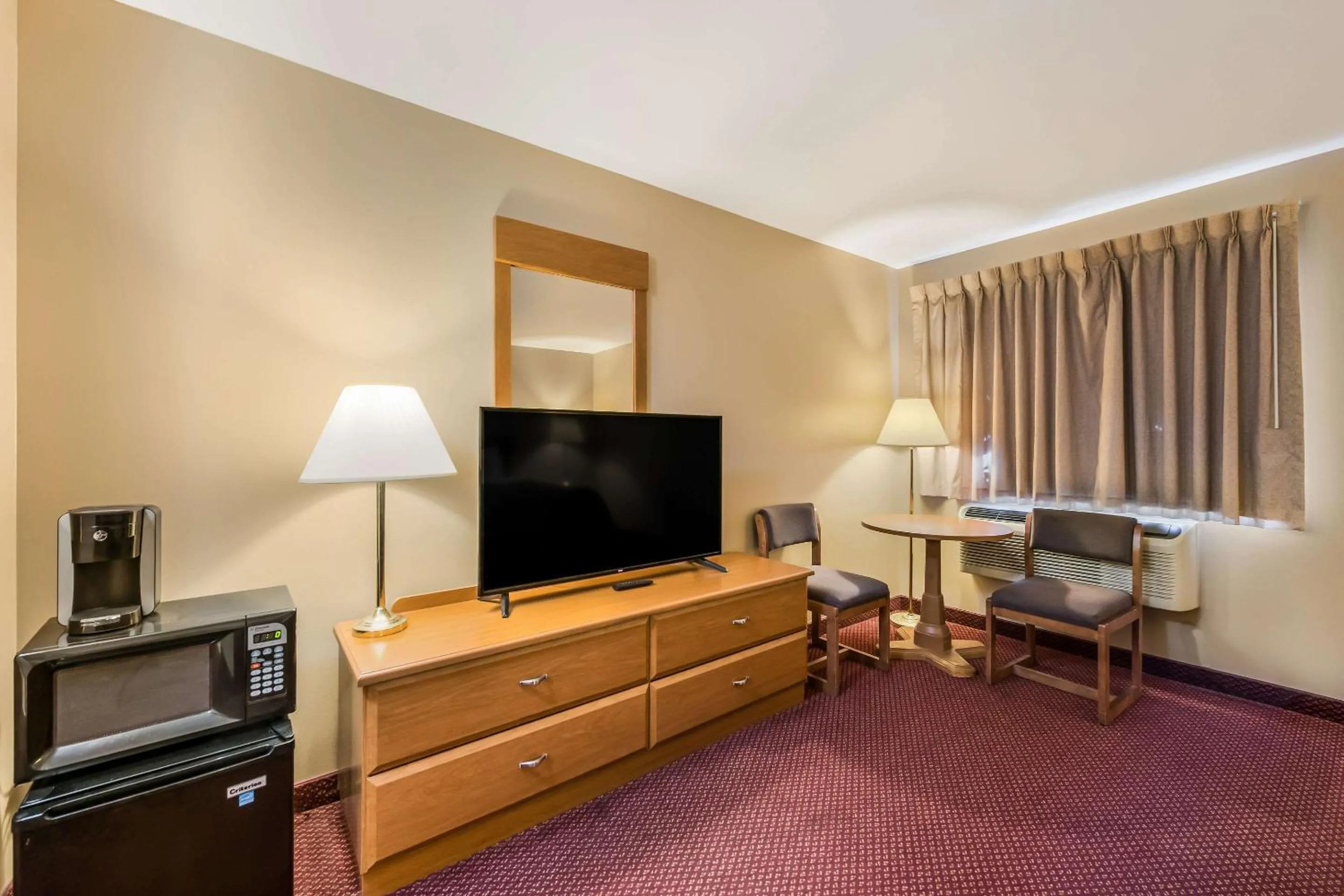 Photo of the whole room in Econo Lodge