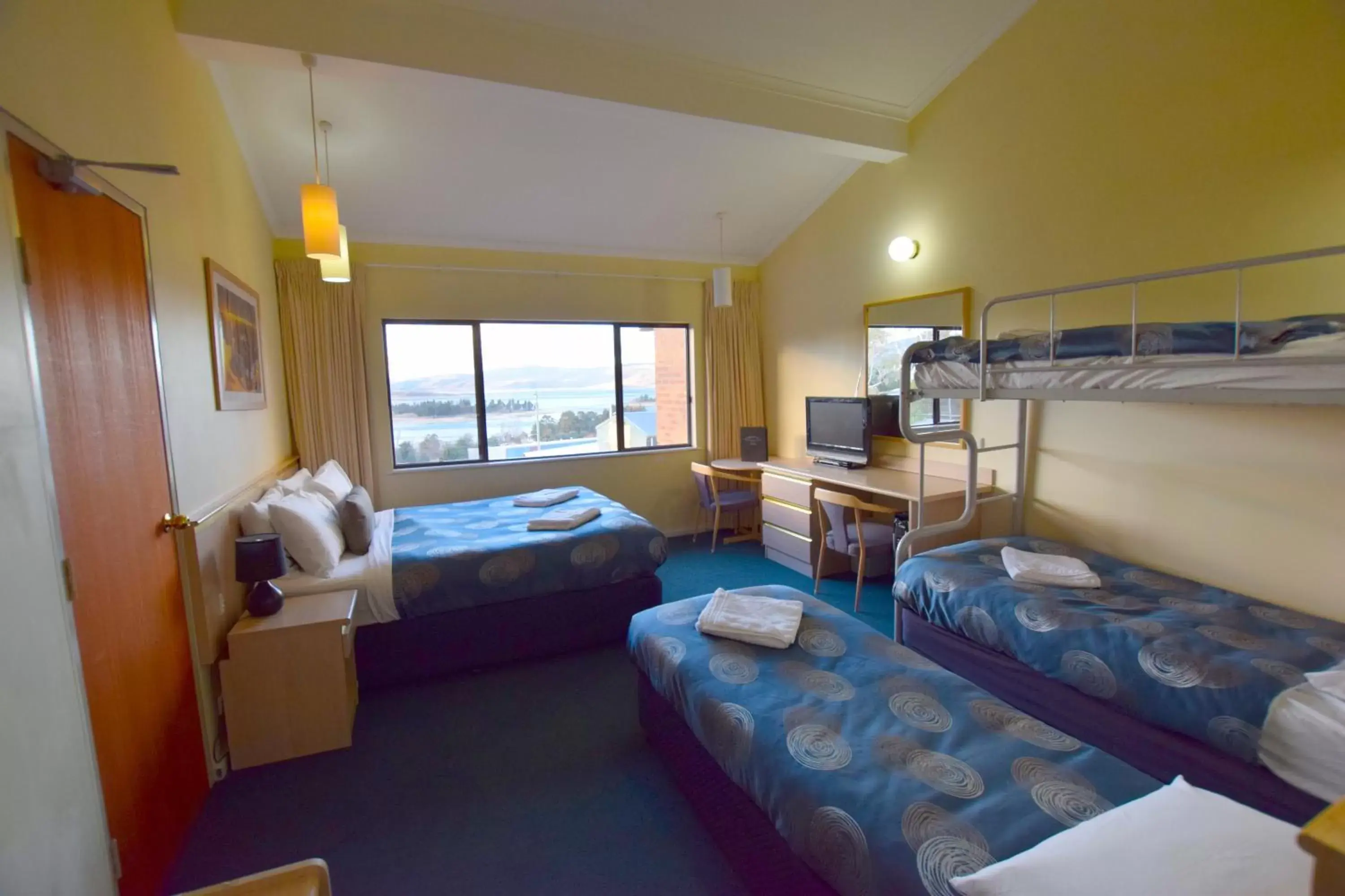 Photo of the whole room, Bunk Bed in Alpine Resort Motel