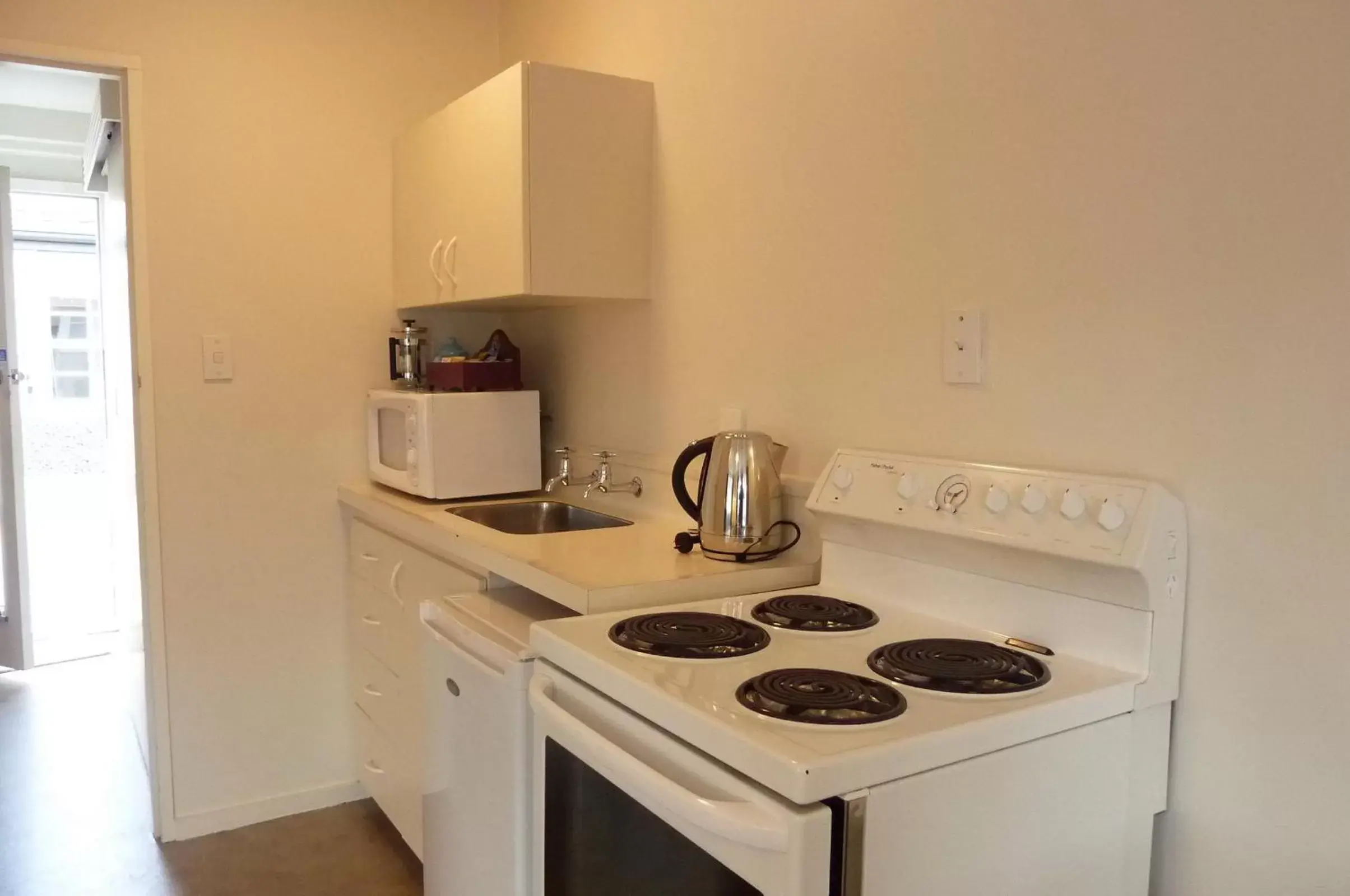 Kitchen or kitchenette, Kitchen/Kitchenette in Colonial Inn Motel