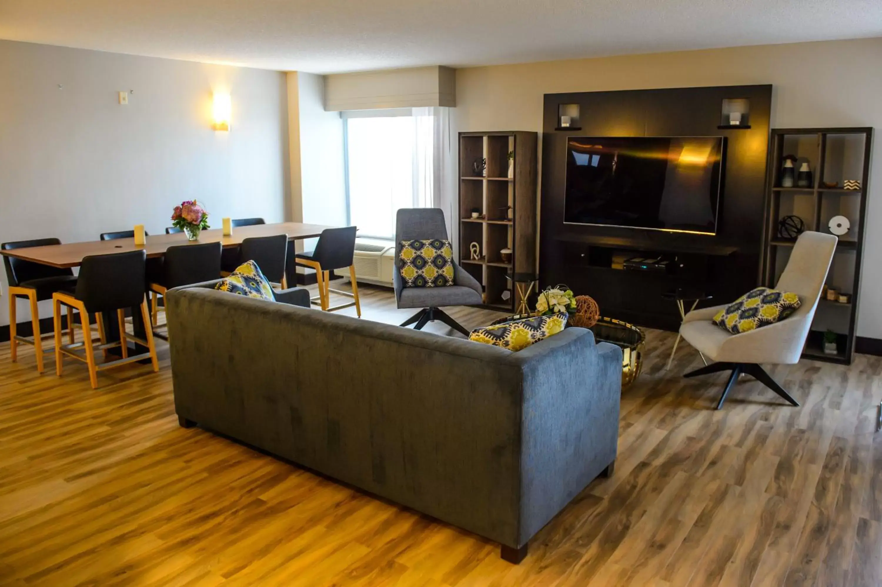 Communal lounge/ TV room, Restaurant/Places to Eat in Crowne Plaza Dulles Airport, an IHG Hotel