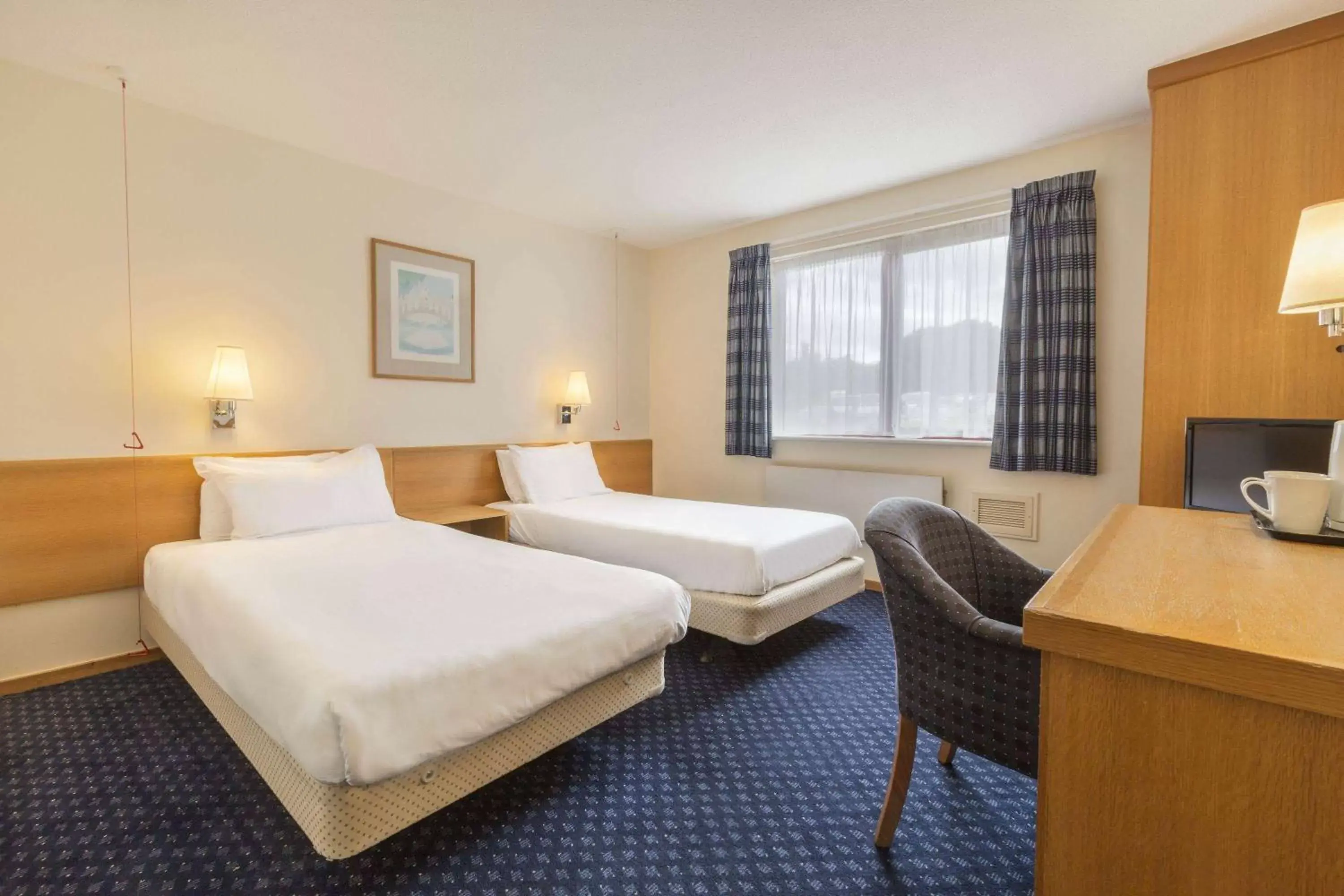 Photo of the whole room, Bed in Days Inn Magor