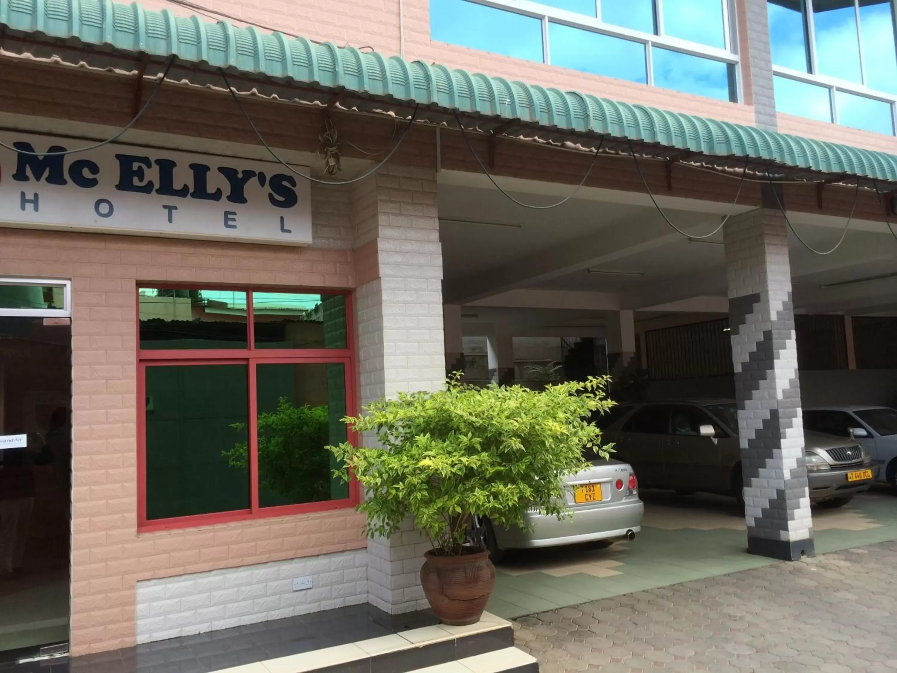 Facade/entrance in Mc-Elly's Hotel