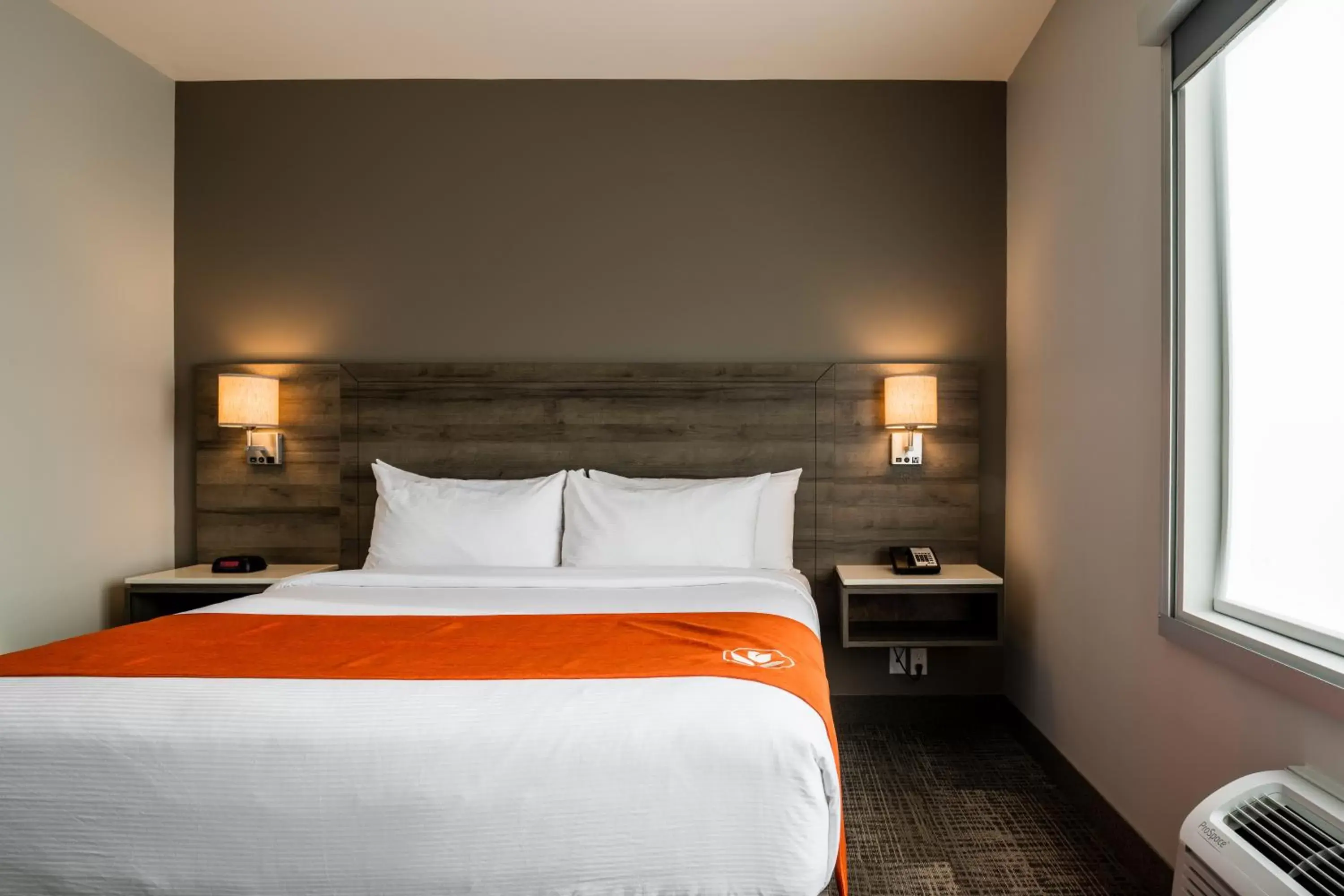 Bedroom, Bed in Amsterdam Inn & Suites Florenceville