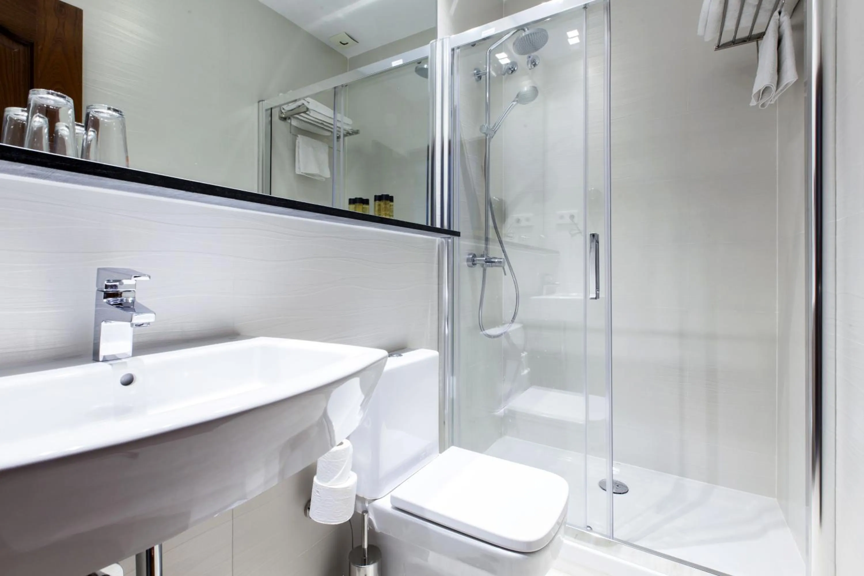 Shower in Hostal Castilla I Atocha