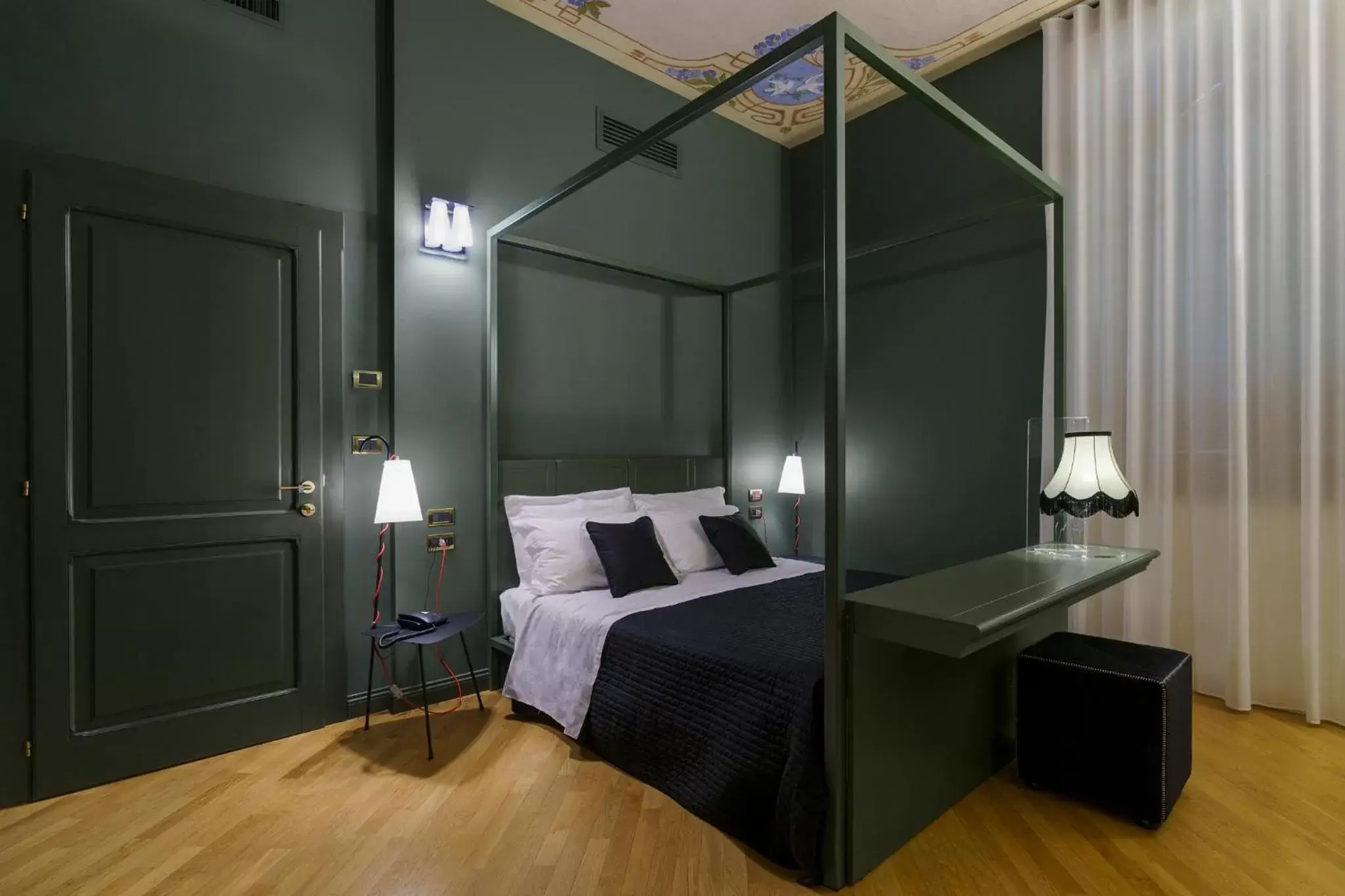 Bed in Villa Raffaello Park Hotel