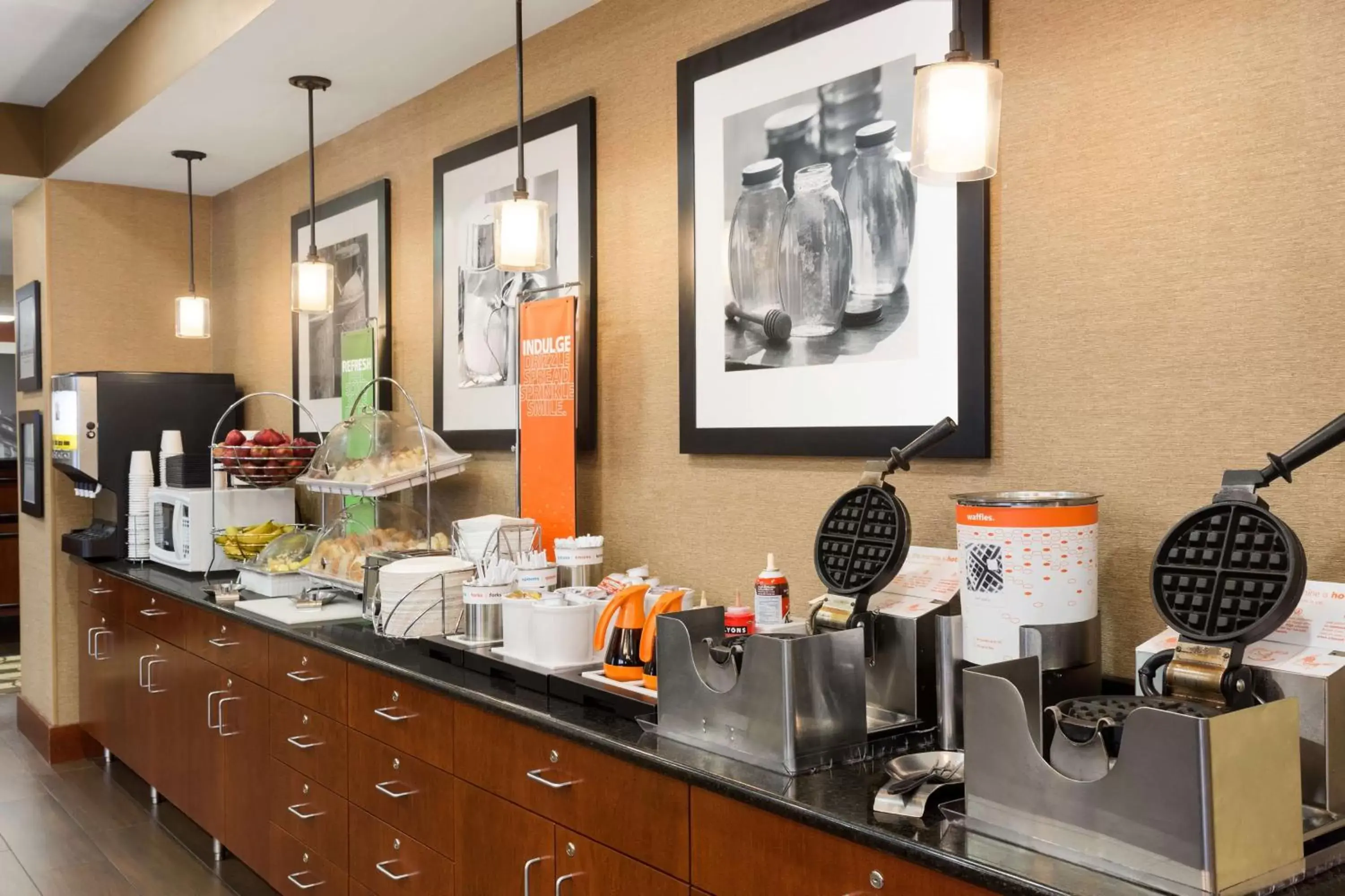 Breakfast, Kitchen/Kitchenette in Hampton Inn Wichita-East