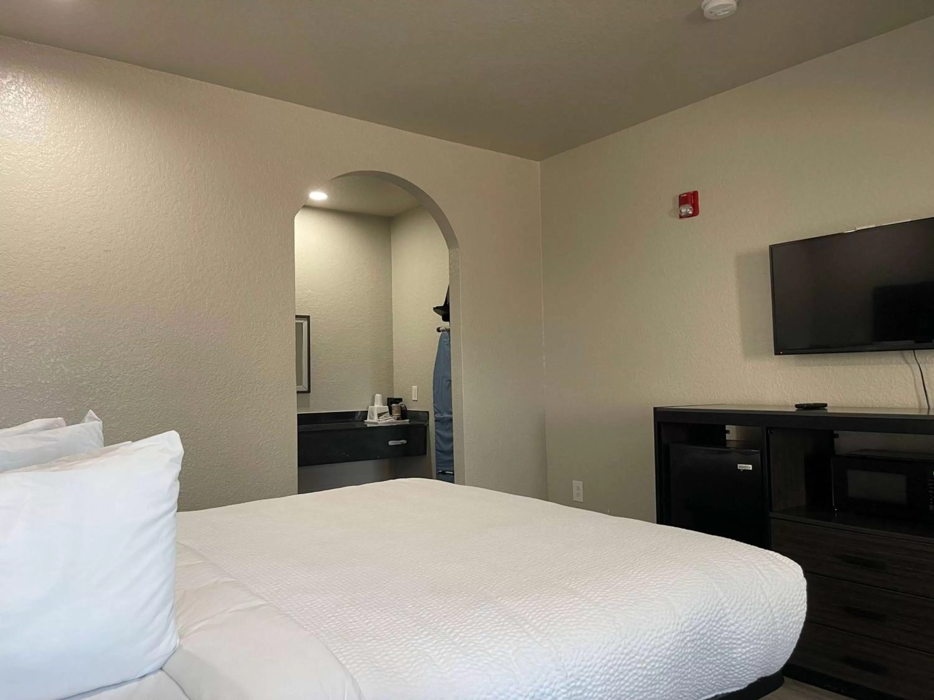 Photo of the whole room, Bed in Days Inn by Wyndham Dickinson TX