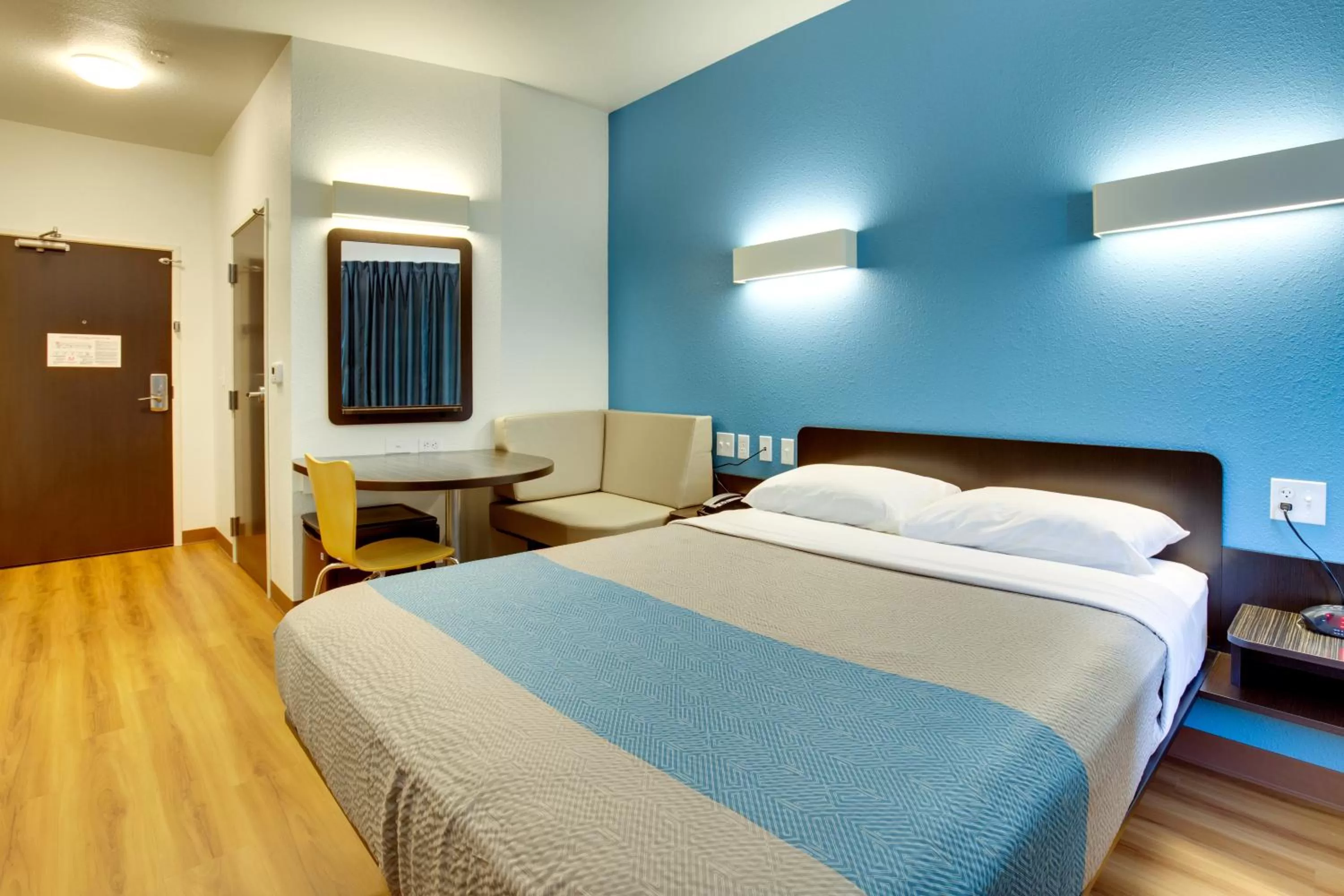 Bedroom, Bed in Motel 6 Poplar Bluff, MO