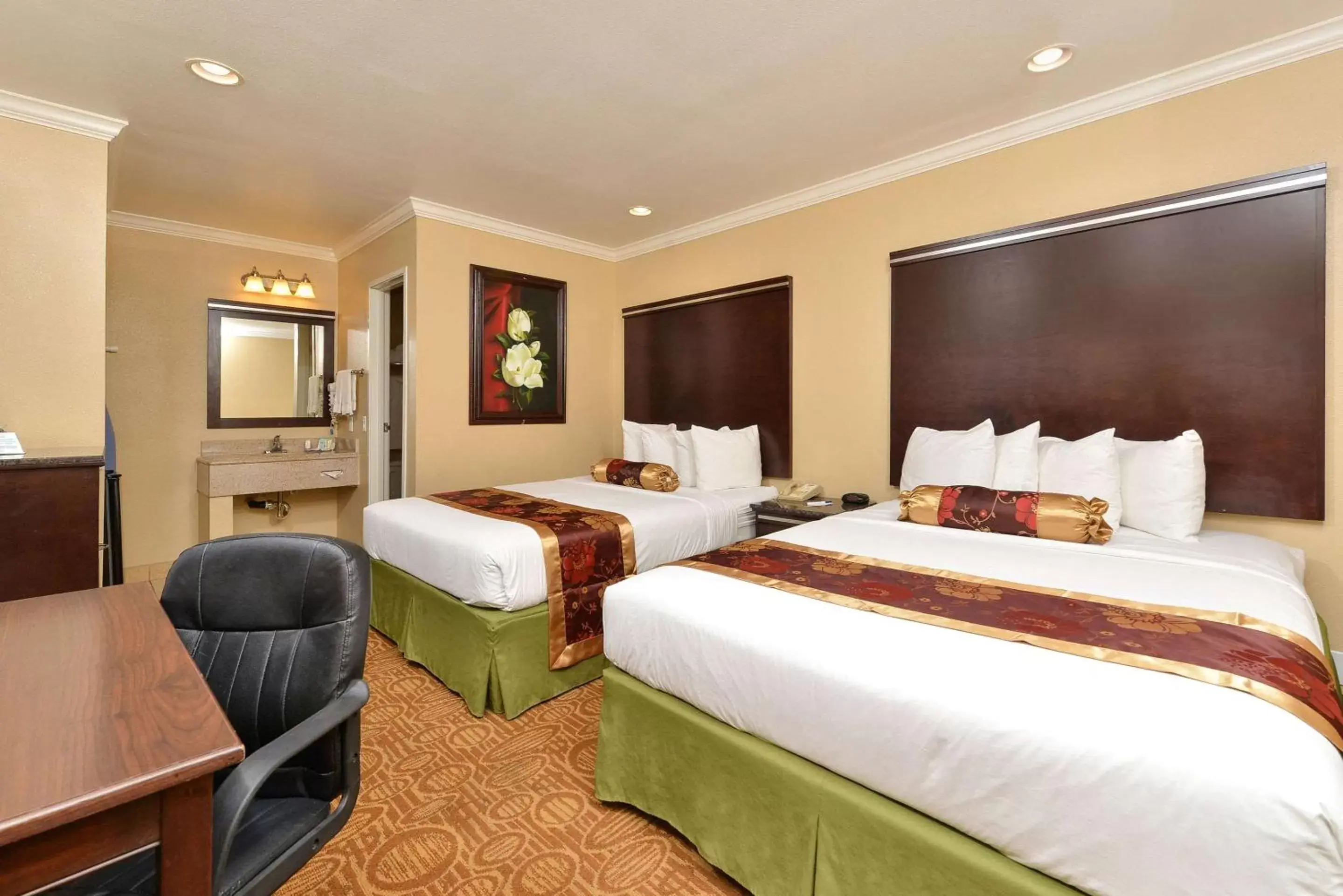 Queen Room with Two Queen Beds - Non-Smoking in Rodeway Inn San Diego Near SDSU Queen Room with Two Queen Beds - Non-Smoking in Rodeway Inn San Diego Near SDSU