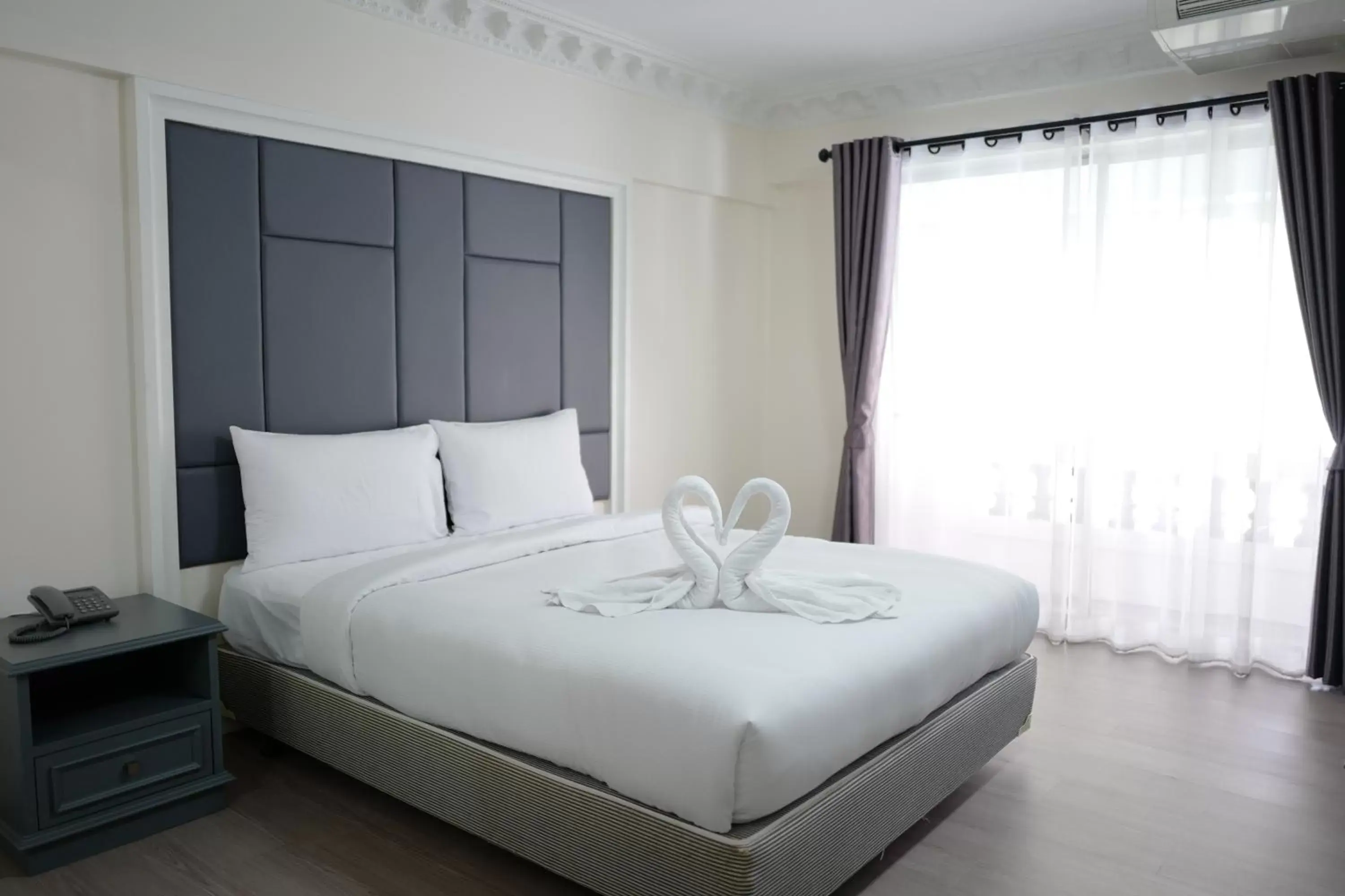 Photo of the whole room, Bed in Romance Hotel Sukhumvit 97