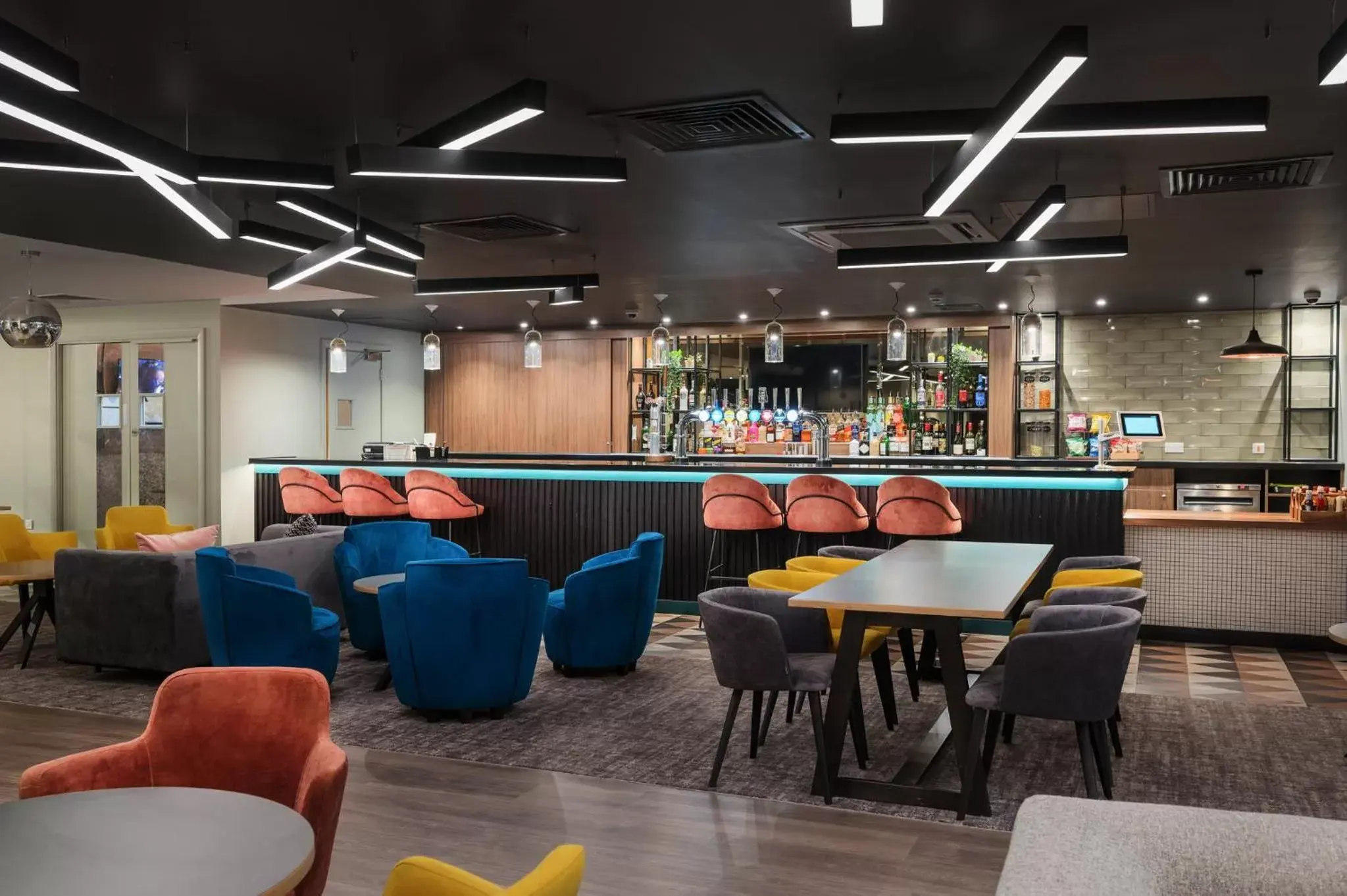 Lounge or bar in Holiday Inn Rochester-Chatham, an IHG Hotel