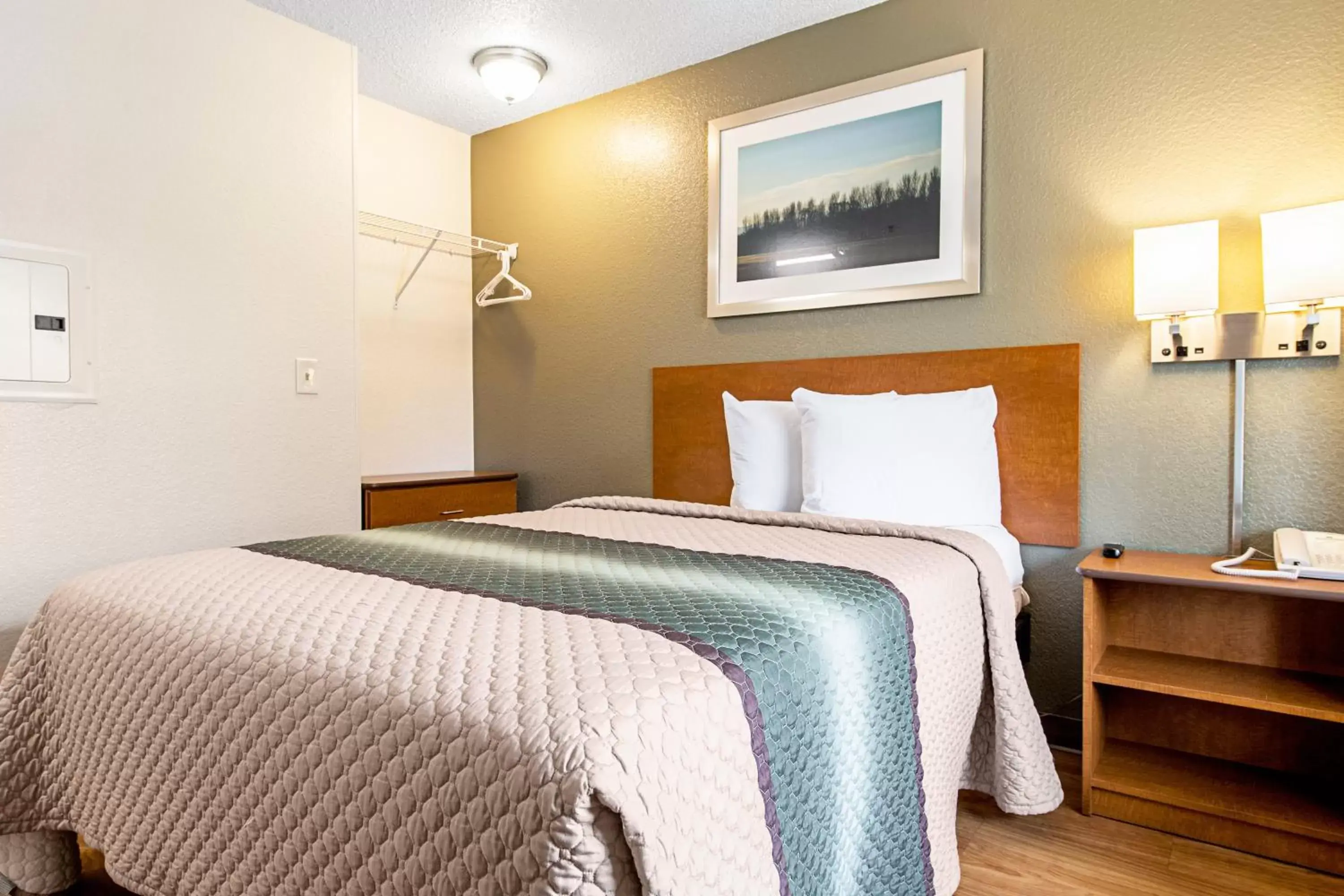 Photo of the whole room, Bed in HomeTowne Studios by Red Roof Tacoma - Puyallup Photo of the whole room, Bed in HomeTowne Studios by Red Roof Tacoma - Puyallup