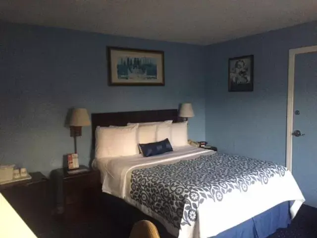 Photo of the whole room, Bed in Days Inn by Wyndham Cleveland Lakewood