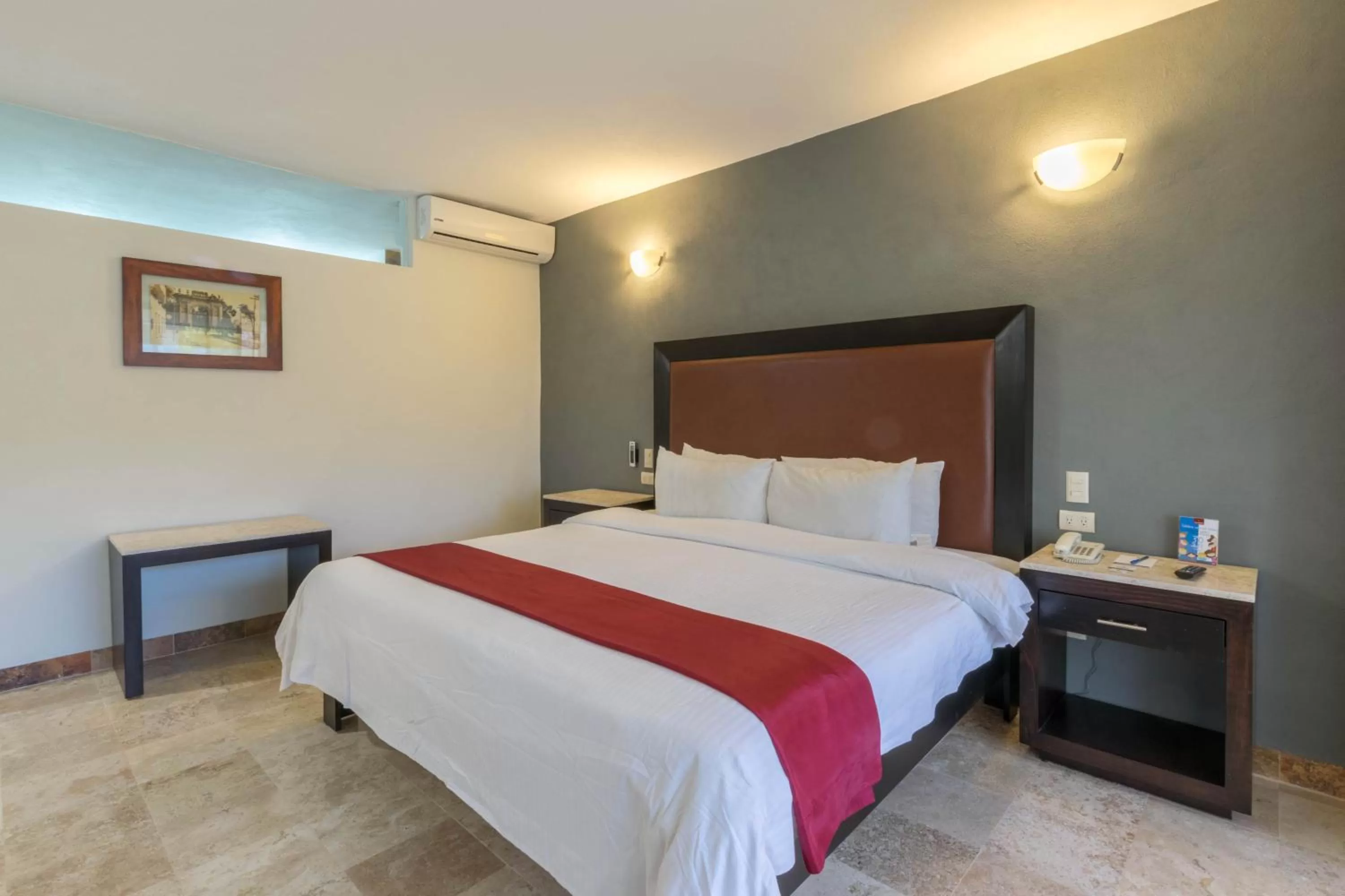 Photo of the whole room, Bed in Real de Minas Poliforum