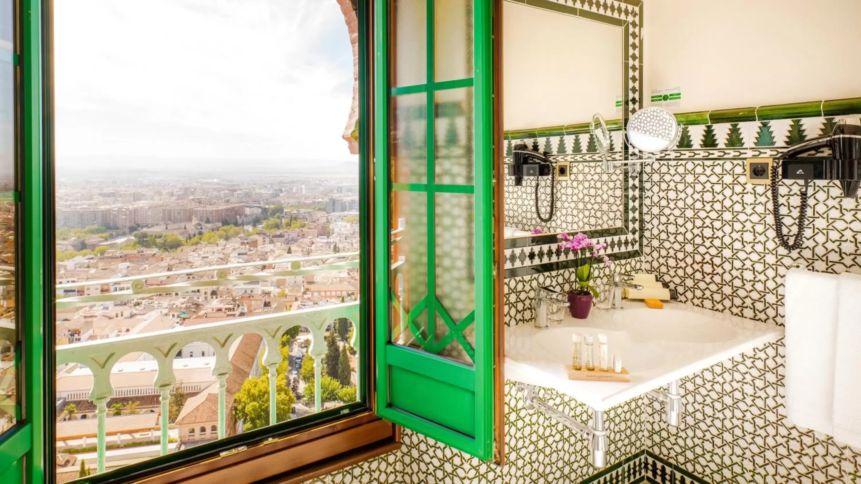 Shower in Alhambra Palace Hotel