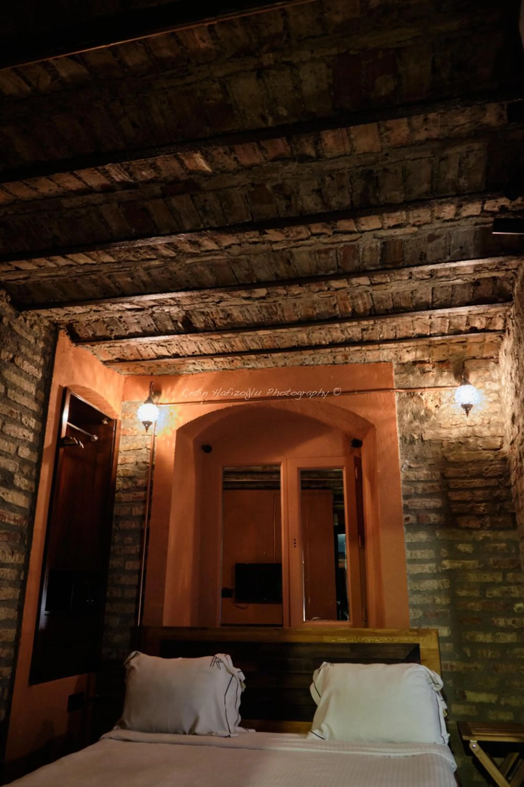 Photo of the whole room, Bed in Roya Rooms