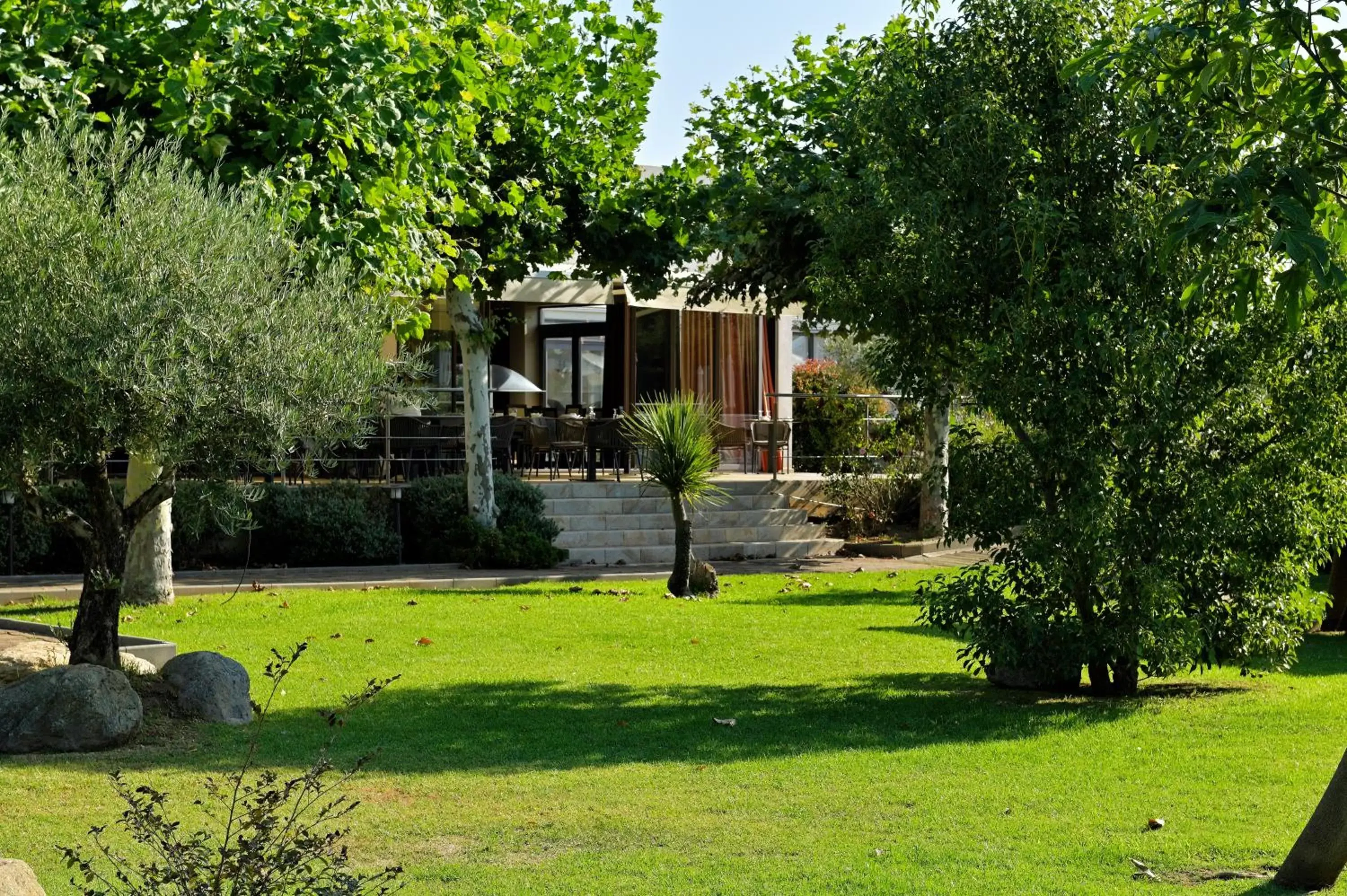 Garden in Hôtel Spa Restaurant La Madrague