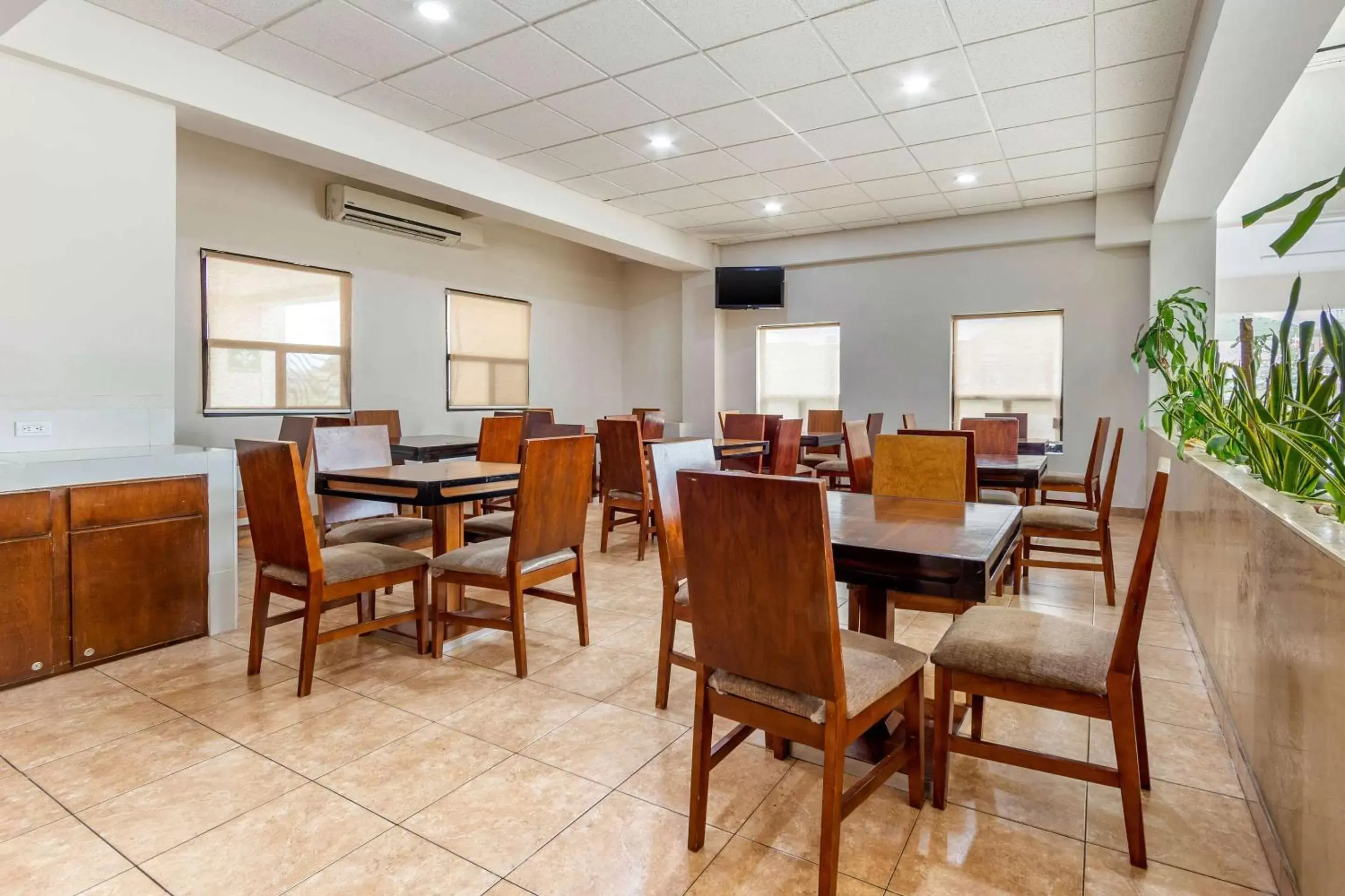 Restaurant/Places to Eat in Comfort Inn Chihuahua