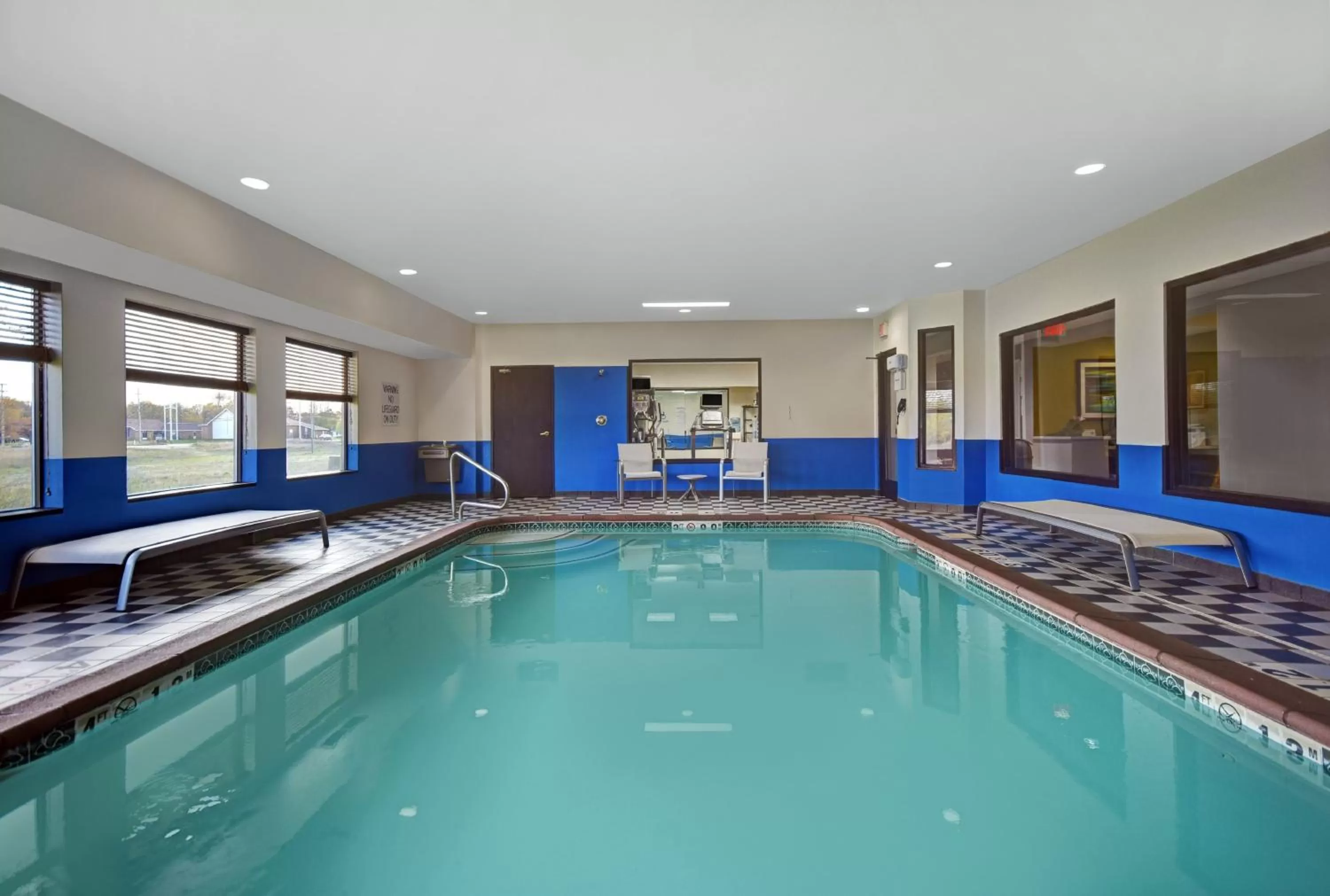 Swimming pool in Holiday Inn Express Marshall by IHG