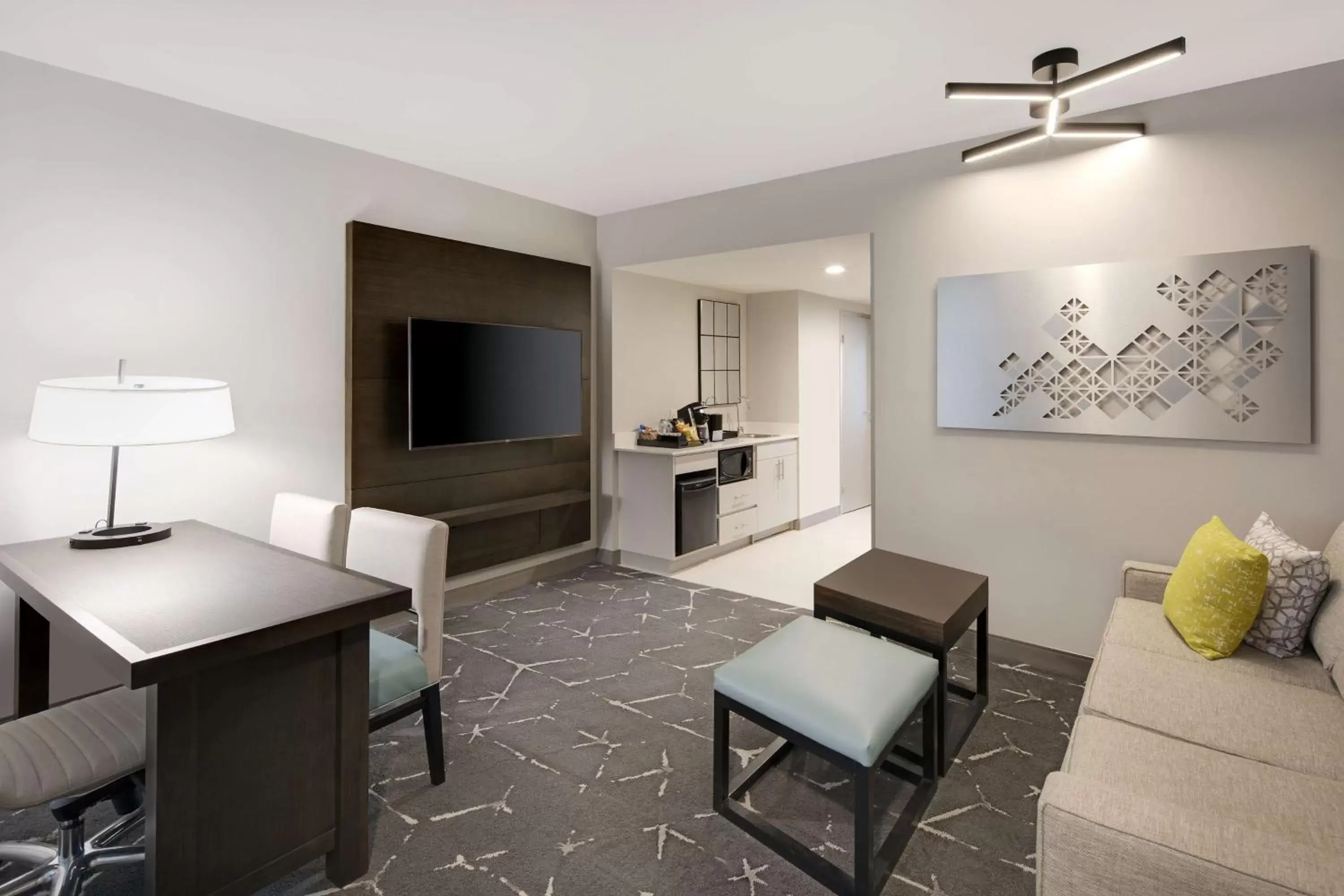 Bedroom, Seating Area in Embassy Suites by Hilton Atlanta Perimeter Center