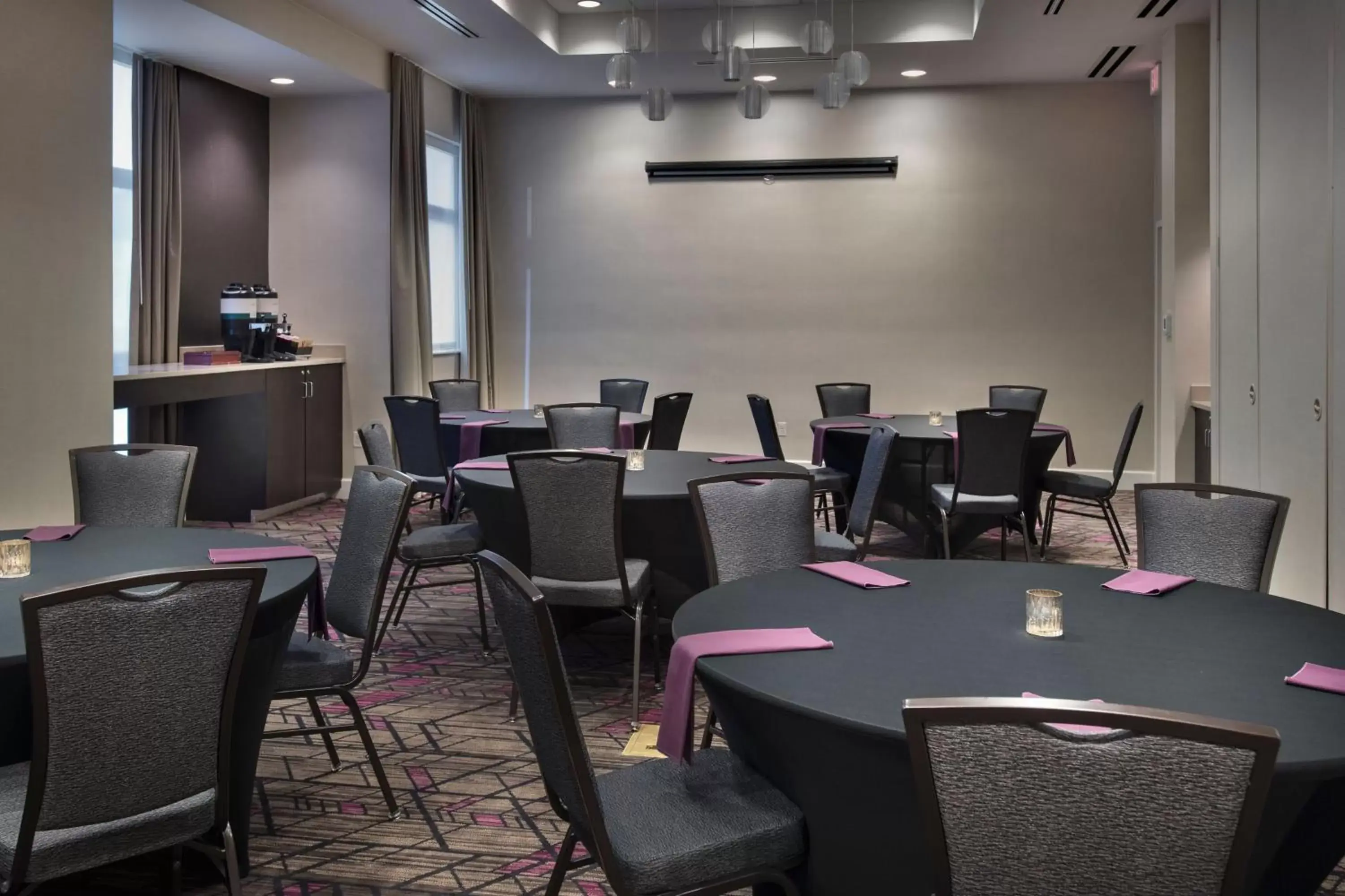 Meeting/conference room, Restaurant/Places to Eat in Residence Inn by Marriott Fairfax City