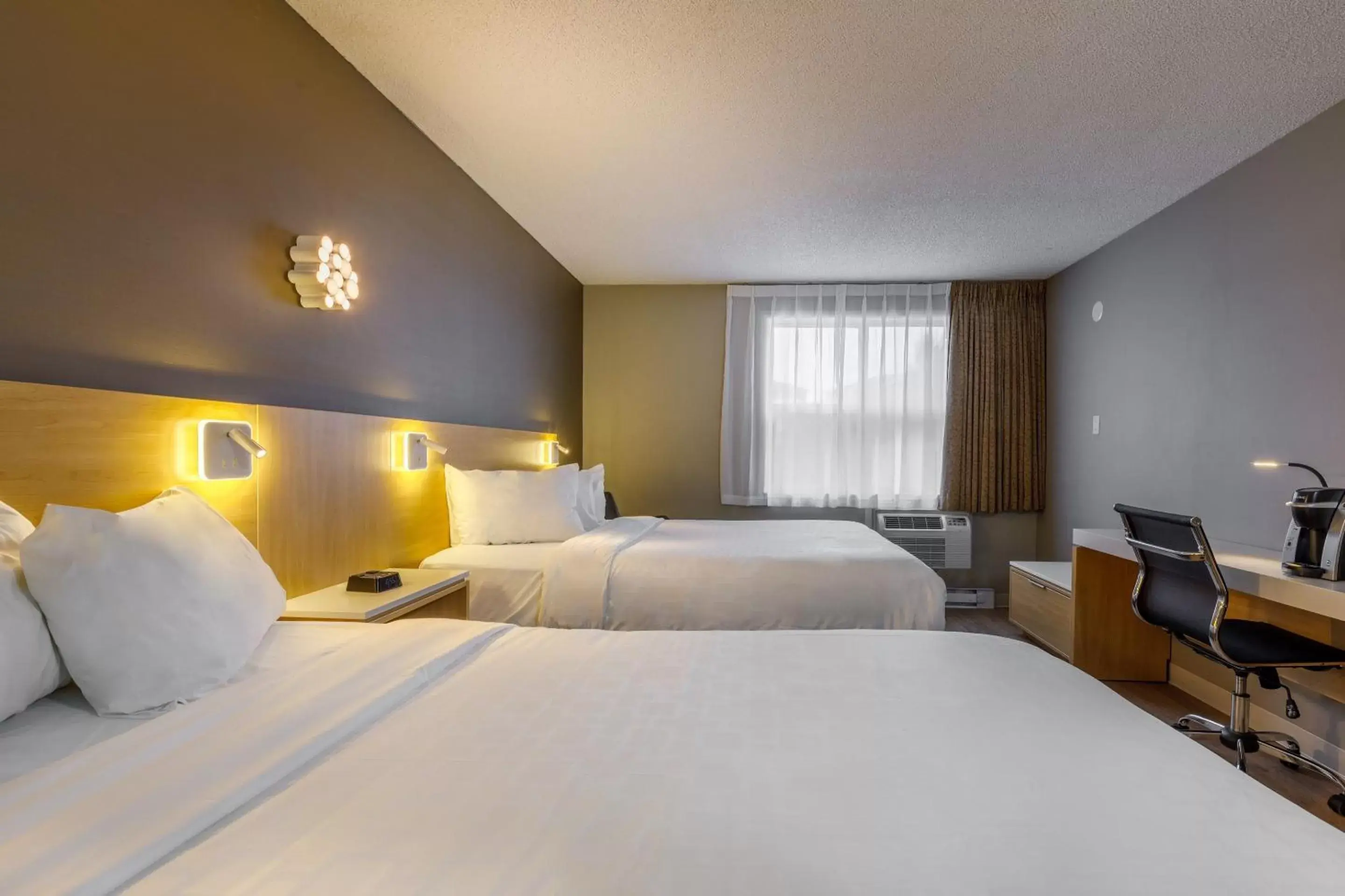 Bed in Clarion Pointe Quebec Airport Bed in Clarion Pointe Quebec Airport