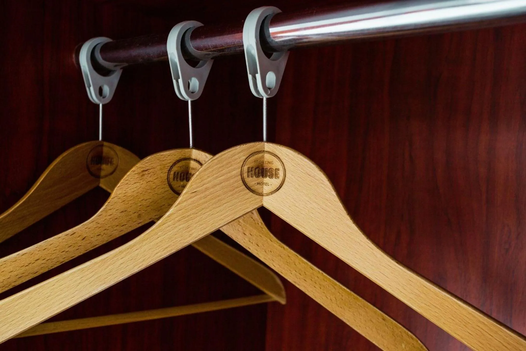 wardrobe in Sporting House Hôtel