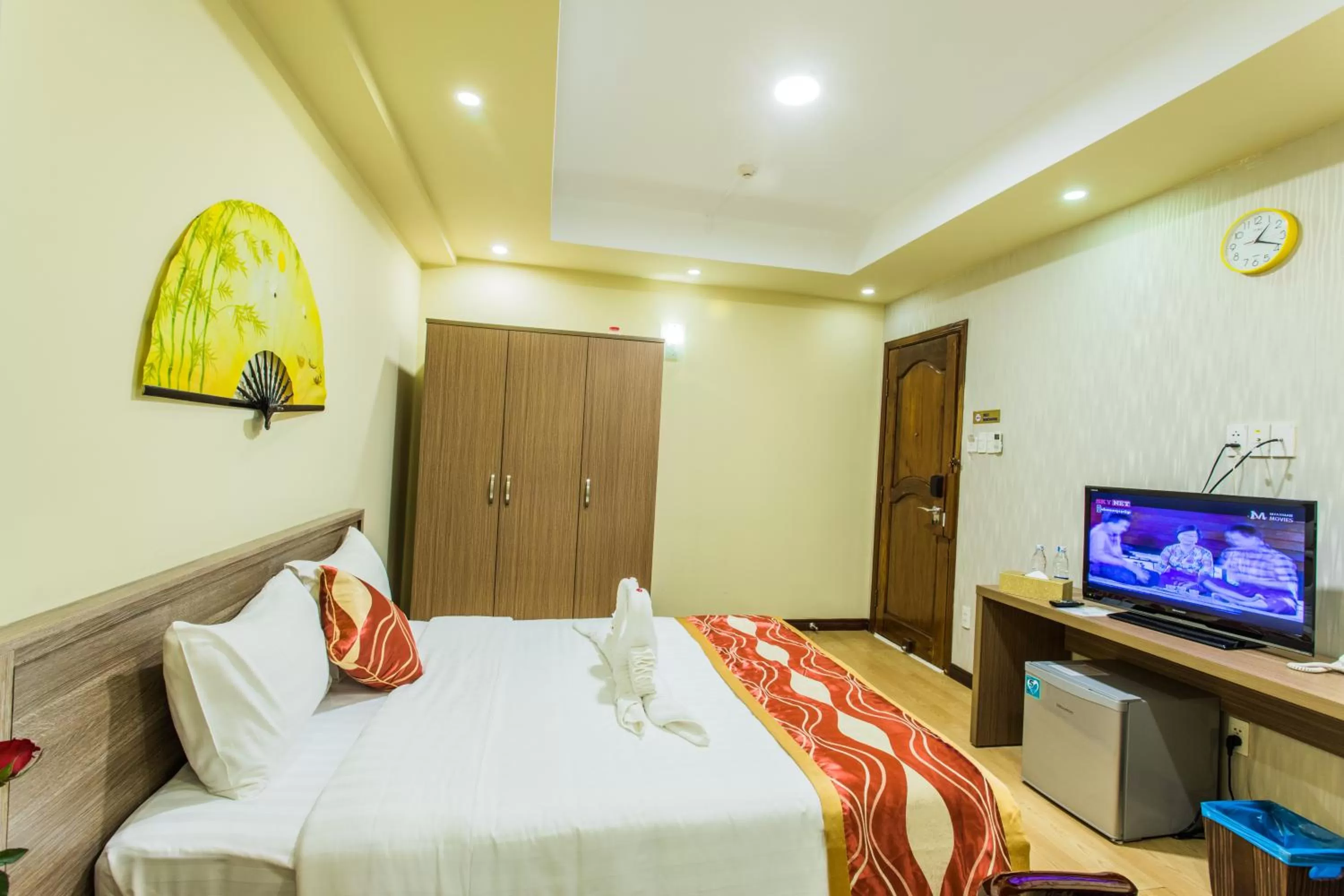 Bathroom, Bed in Golden Gate China Town Hotel