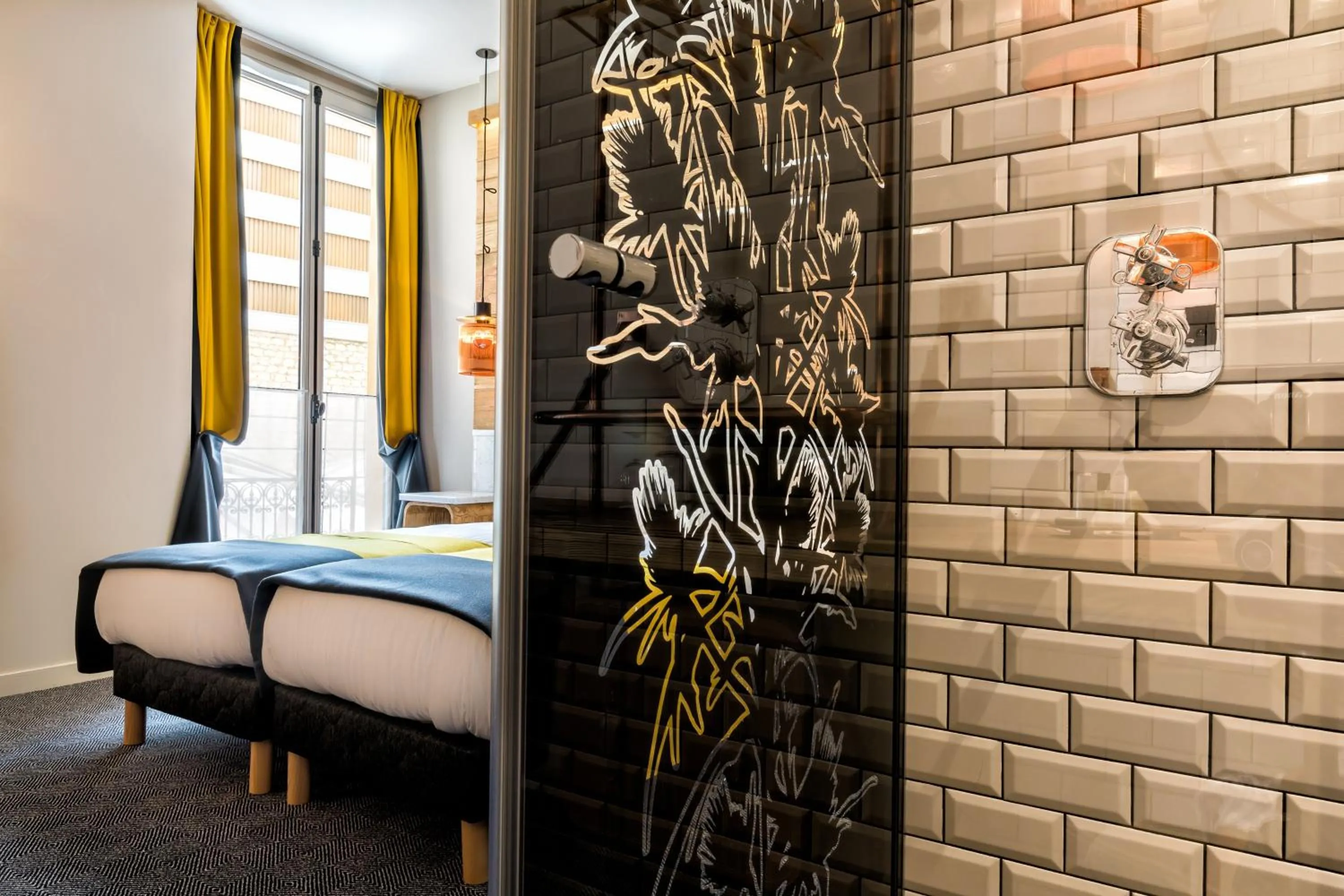 Shower, Bed in Hotel Restaurant Au Boeuf Couronné