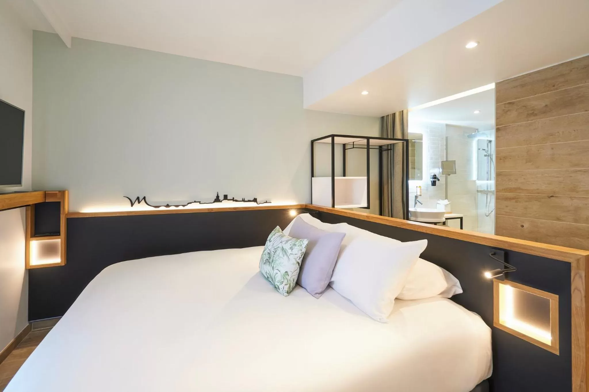 Photo of the whole room, Bed in Mercure Avignon Gare TGV