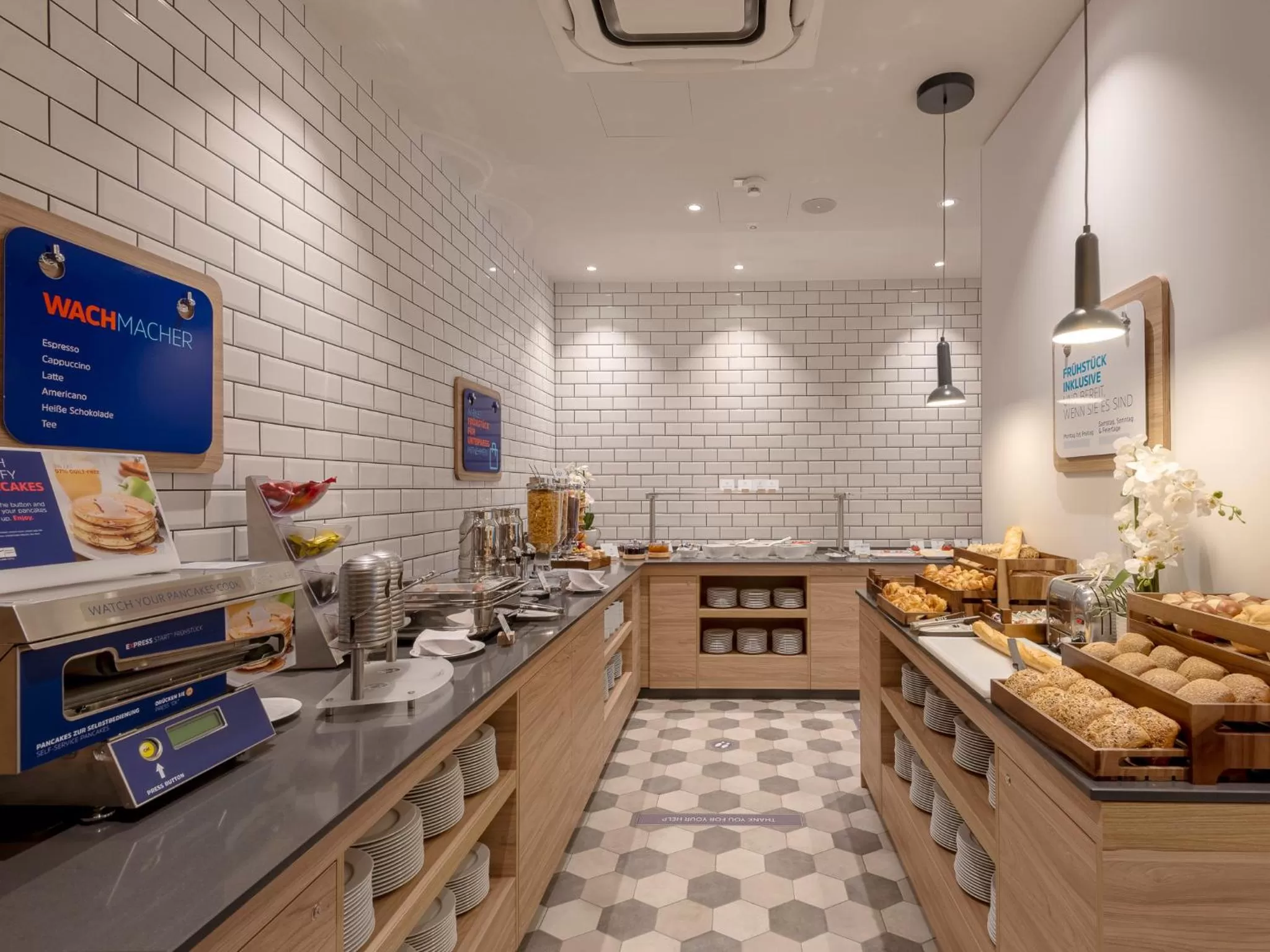 Food and drinks in Holiday Inn Express - Offenbach by IHG