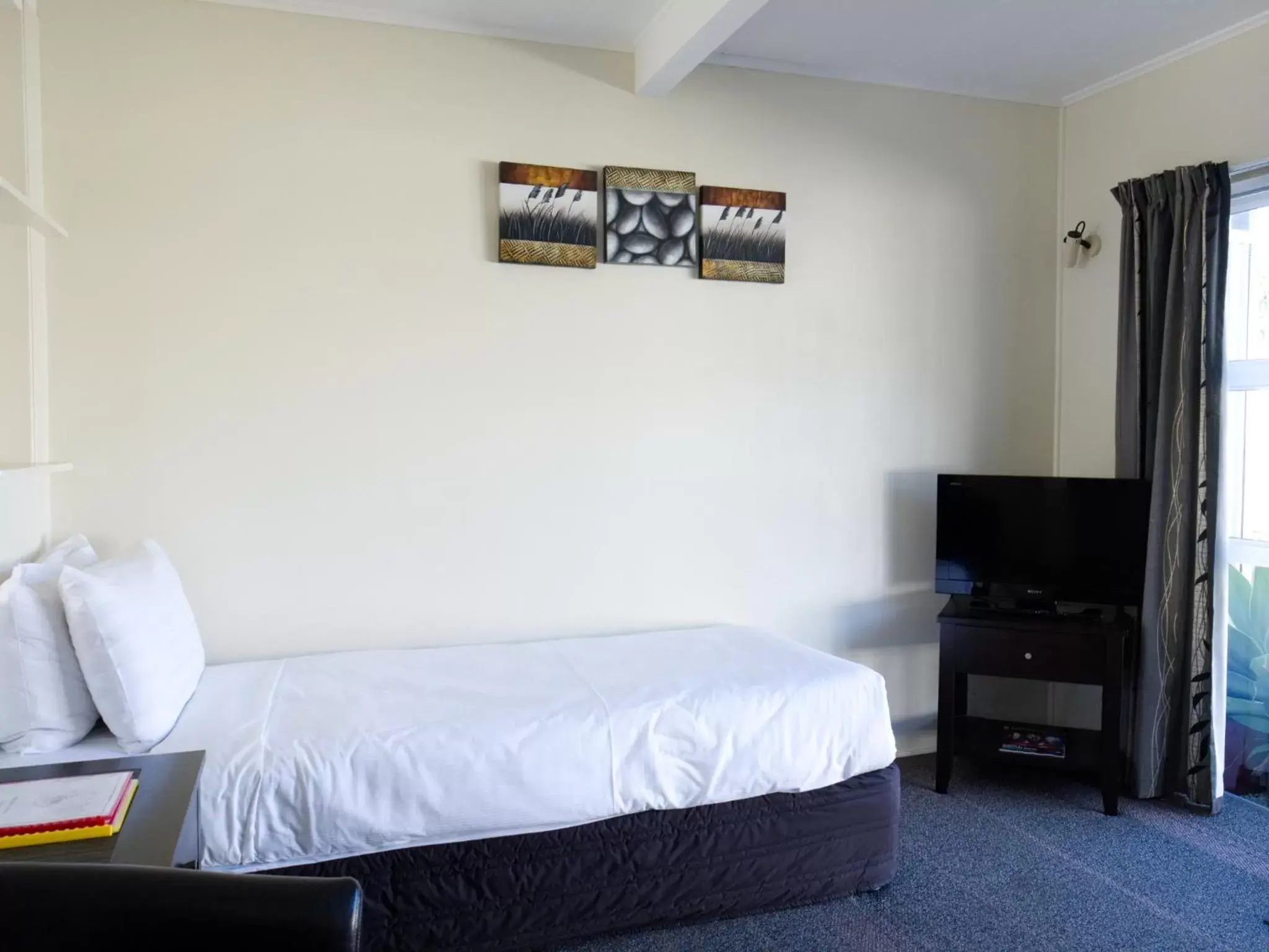 Bed in Tairua Shores Motel