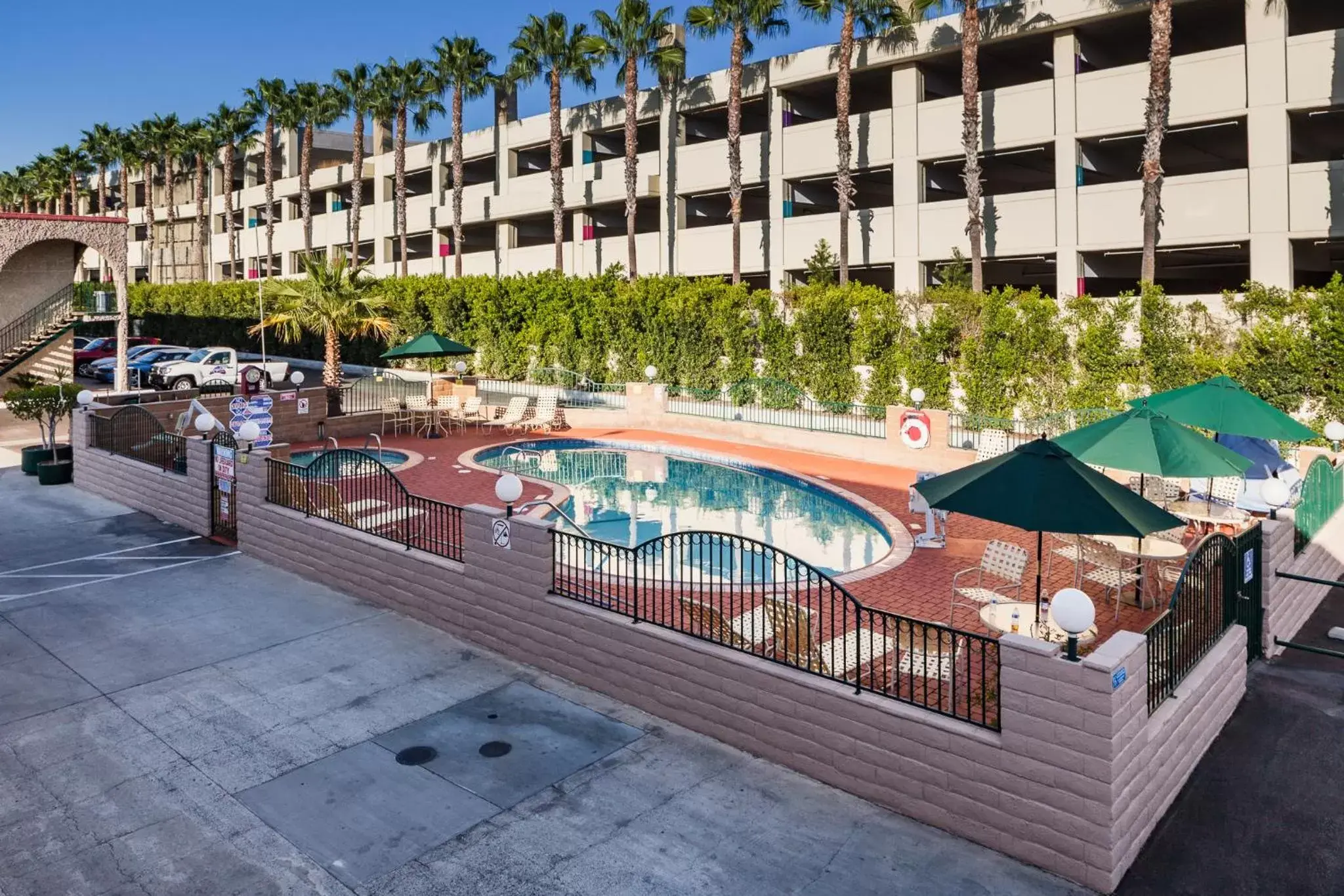 Bird's eye view, Swimming Pool in Kings Inn Anaheim at The Park & Convention Center