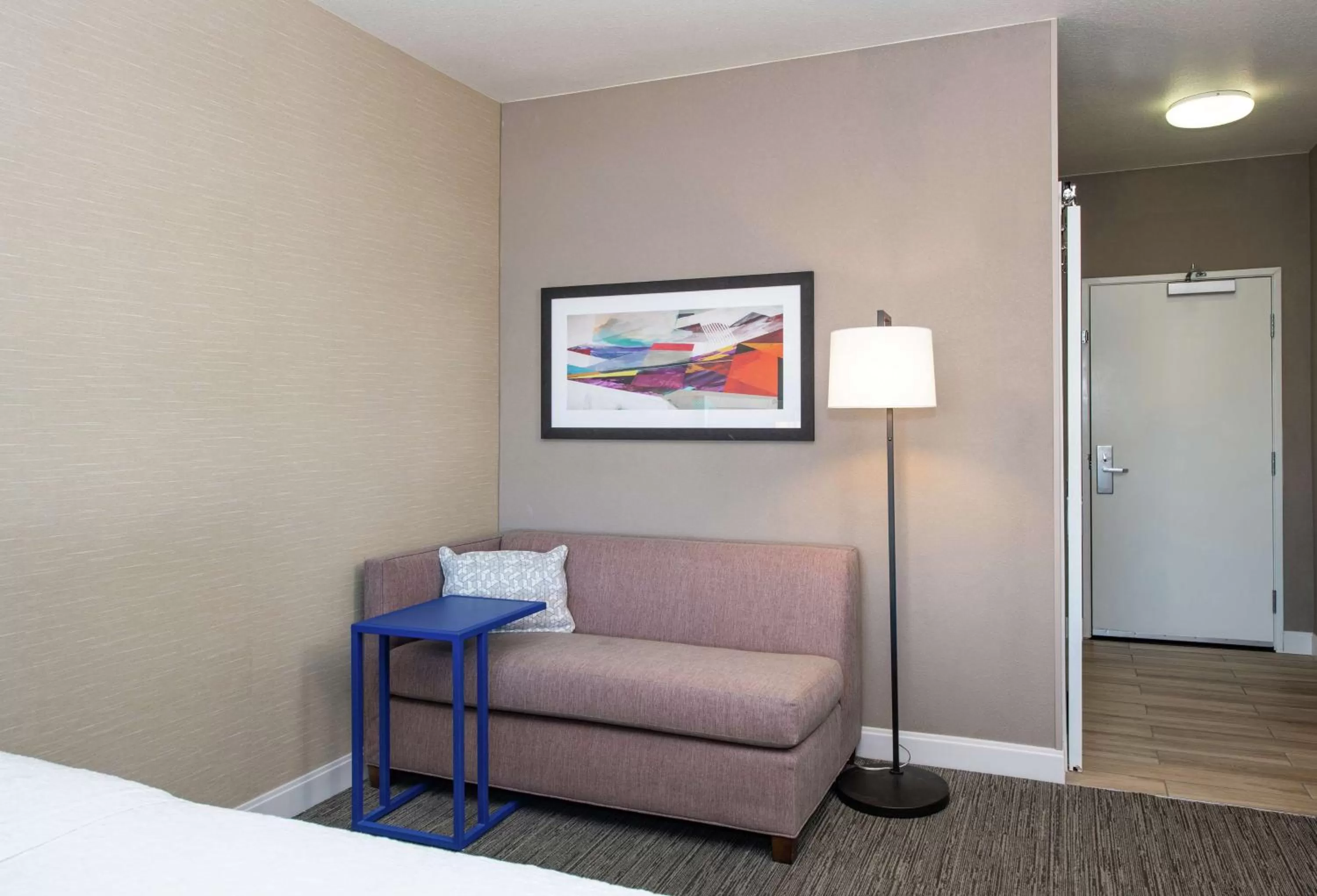 Living room, Bed in Hampton Inn Phoenix Airport North
