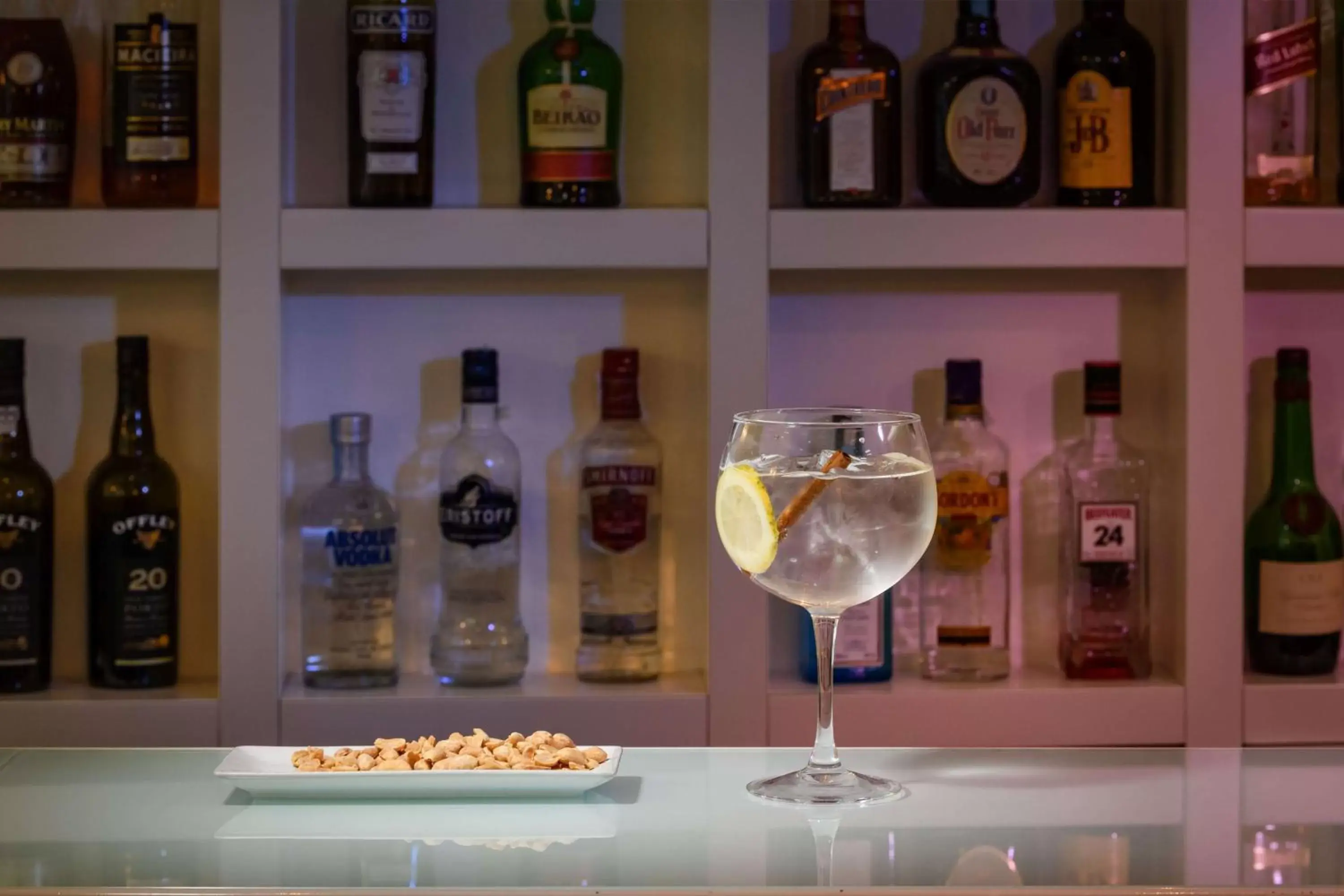 Lounge or bar, Drinks in TRYP by Wyndham Porto Centro Hotel